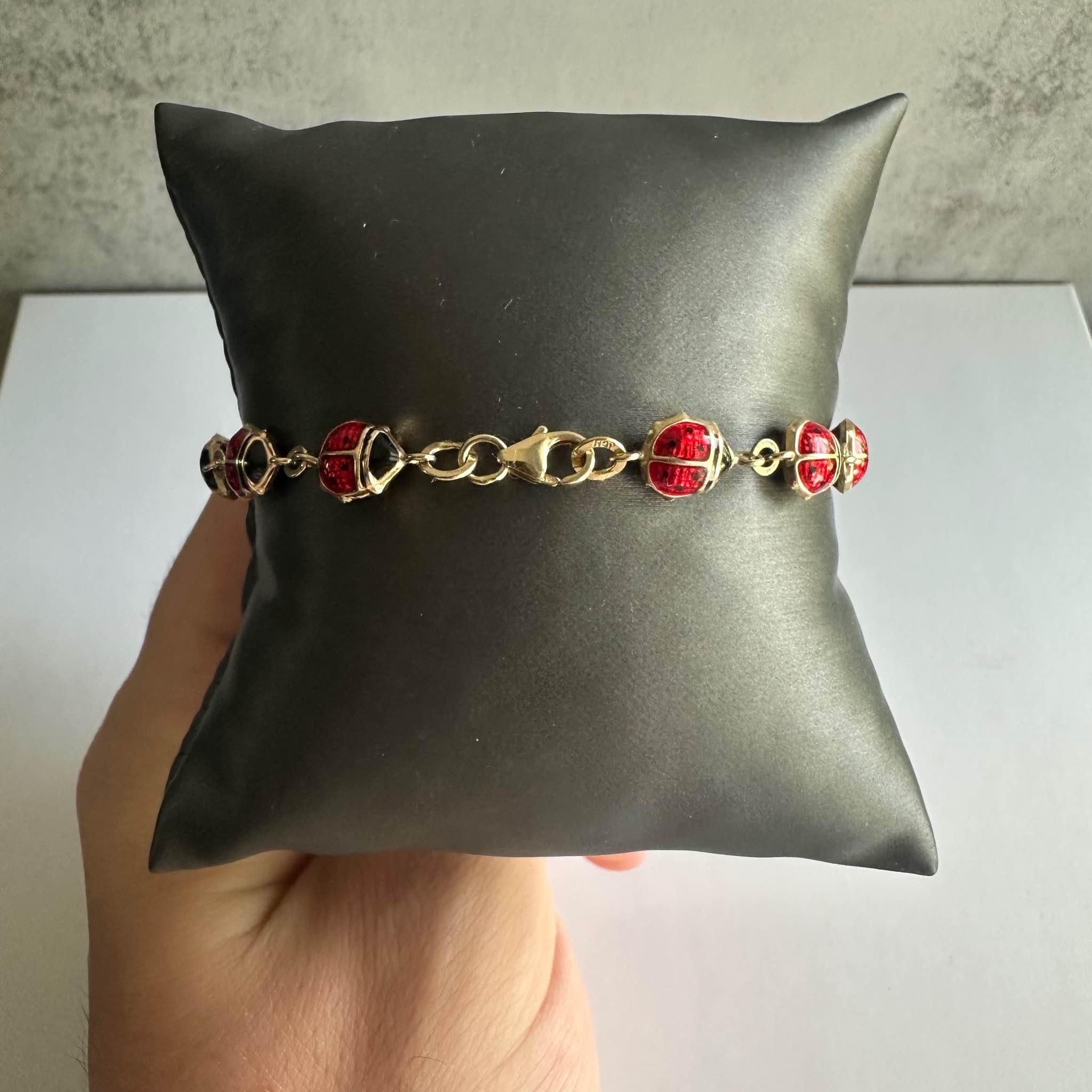 Beautiful Lady Bug Enamel Bracelet in 14kt Yellow Gold - 7.5 Inches, New In New Condition In West Hempstead, NY