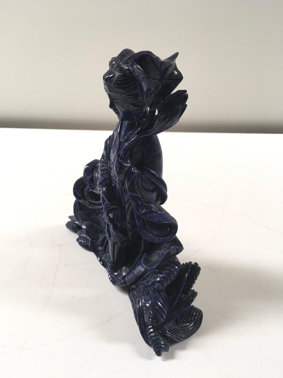 A beautiful sculpture in lapis lazuli stone produced in China. Italian private collection.
      