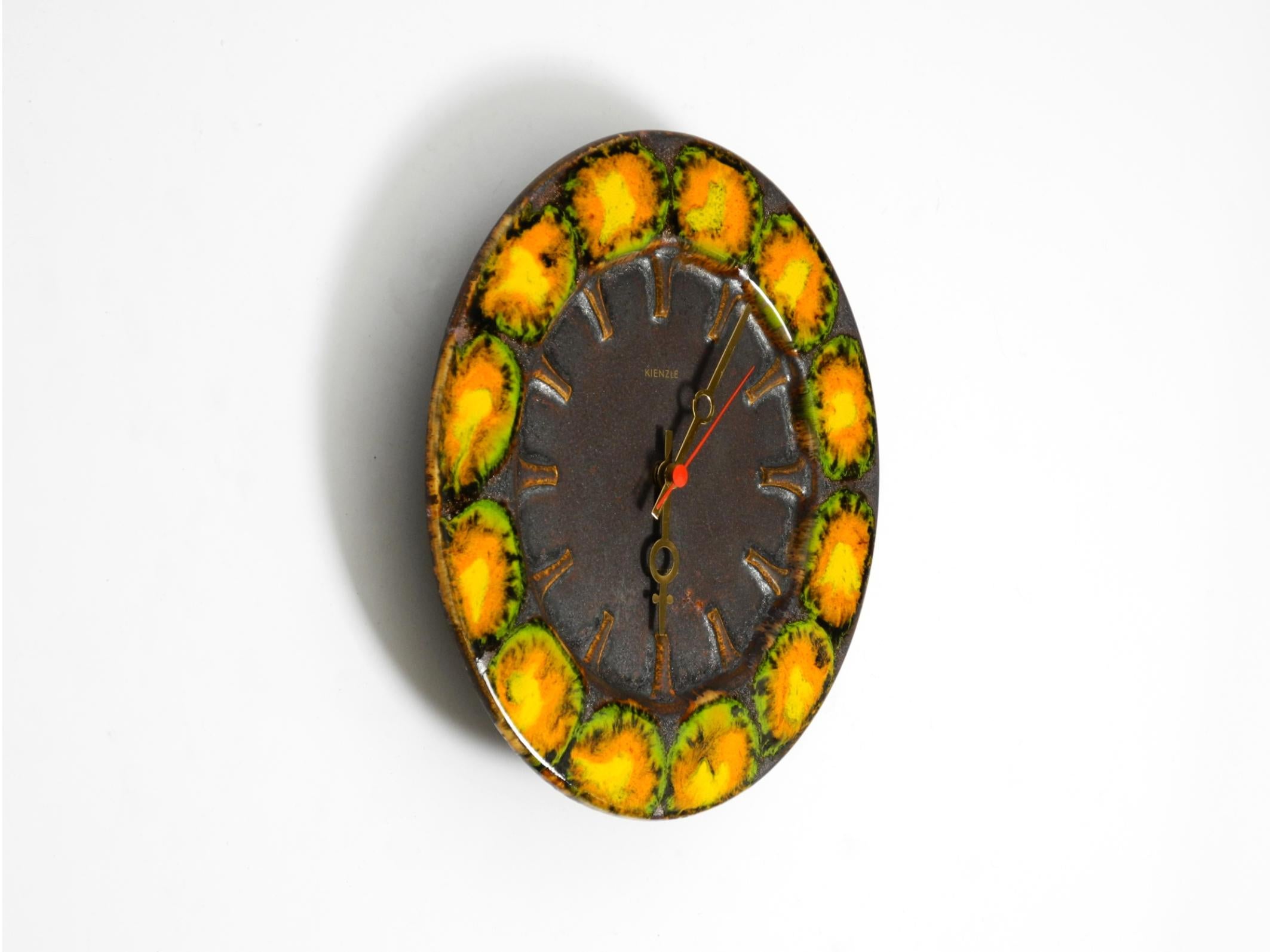 Precioso reloj de pared de cerámica Fat Lava de los años 60, de Kienzle.
De gran calidad y con los colores vivos típicos de la época.
Hecho a mano. Fabricado en Alemania.
Con un mecanismo de relojería a pilas Kienzle original muy silencioso.
Estado
