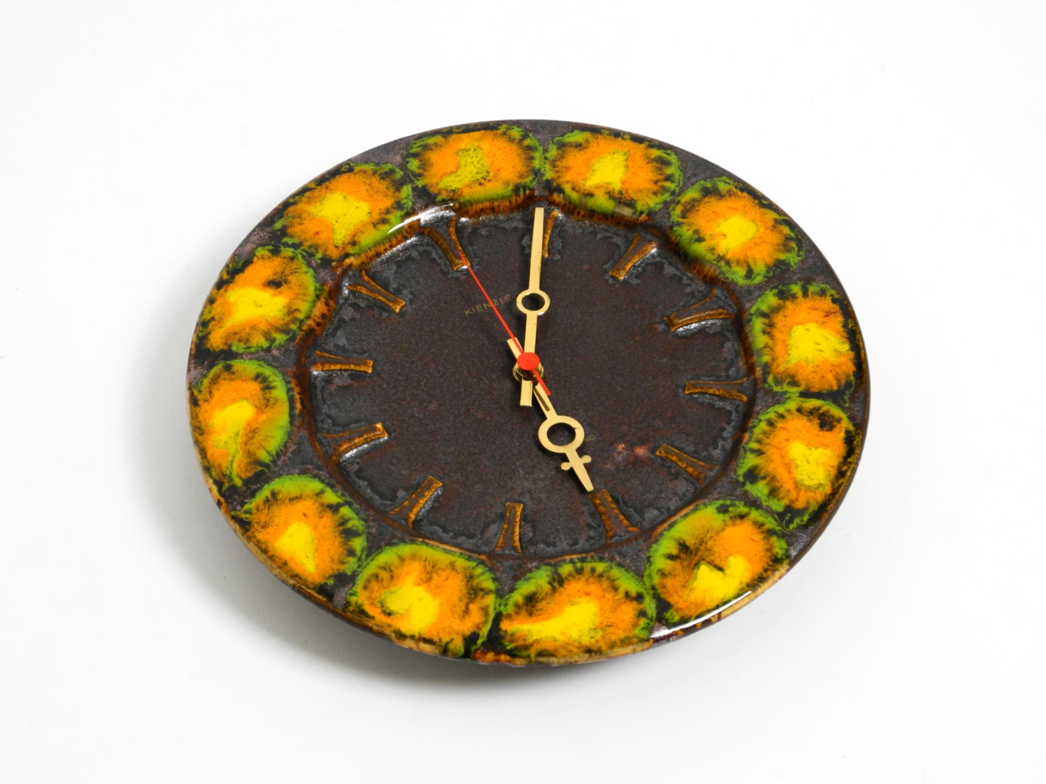 Precioso gran reloj de pared de cerámica Fat Lava de los años 60, de Kienzle en Bueno estado para la venta en München, DE