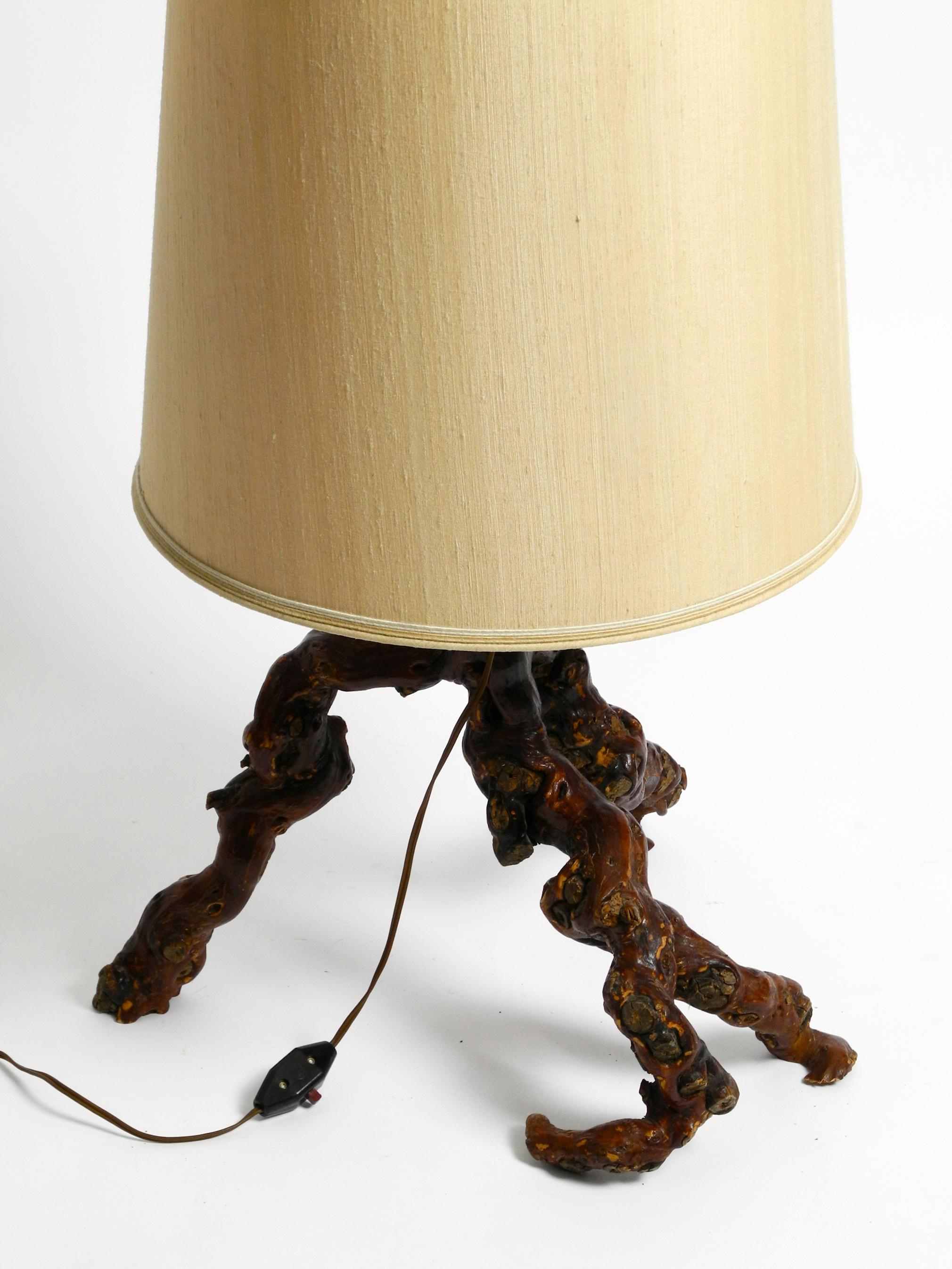 Magnifique lampe de bureau en bois de racine allemande des années 1960 avec grand abat-jour en soie en vente 11