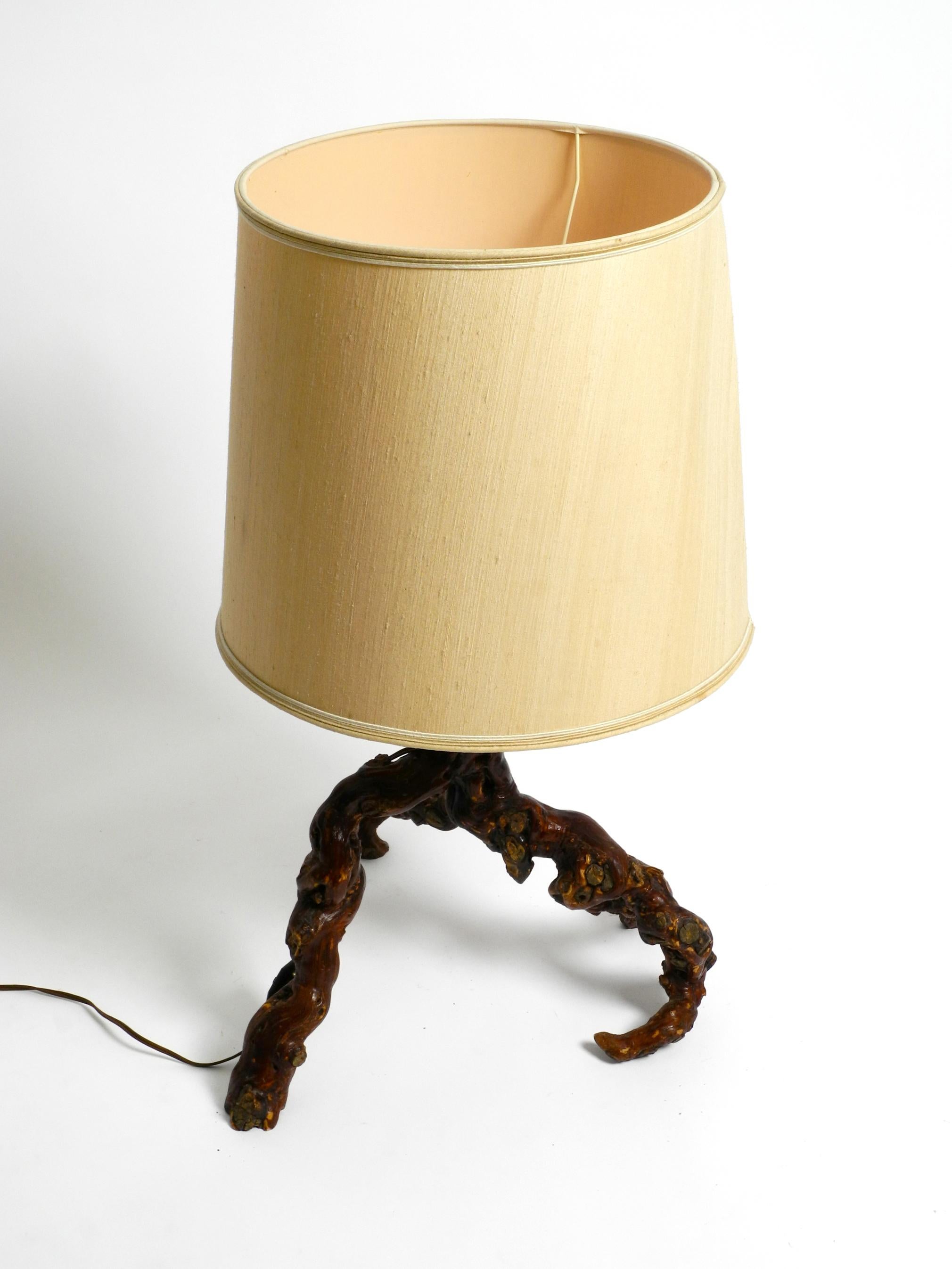 Magnifique lampe de bureau en bois de racine allemande des années 1960 avec grand abat-jour en soie en vente 12