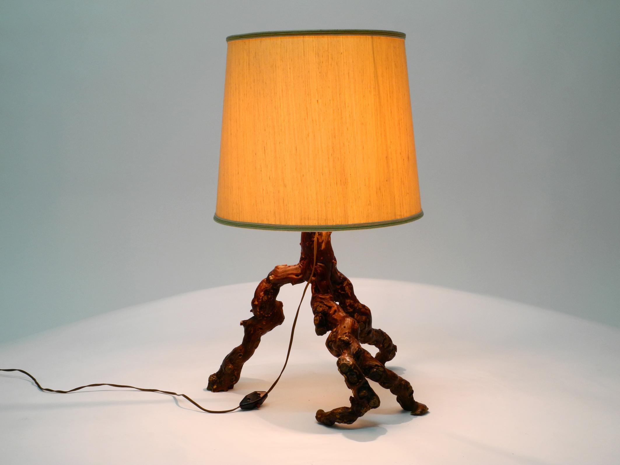 Magnifique lampe de bureau en bois de racine allemande des années 1960 avec grand abat-jour en soie en vente 13