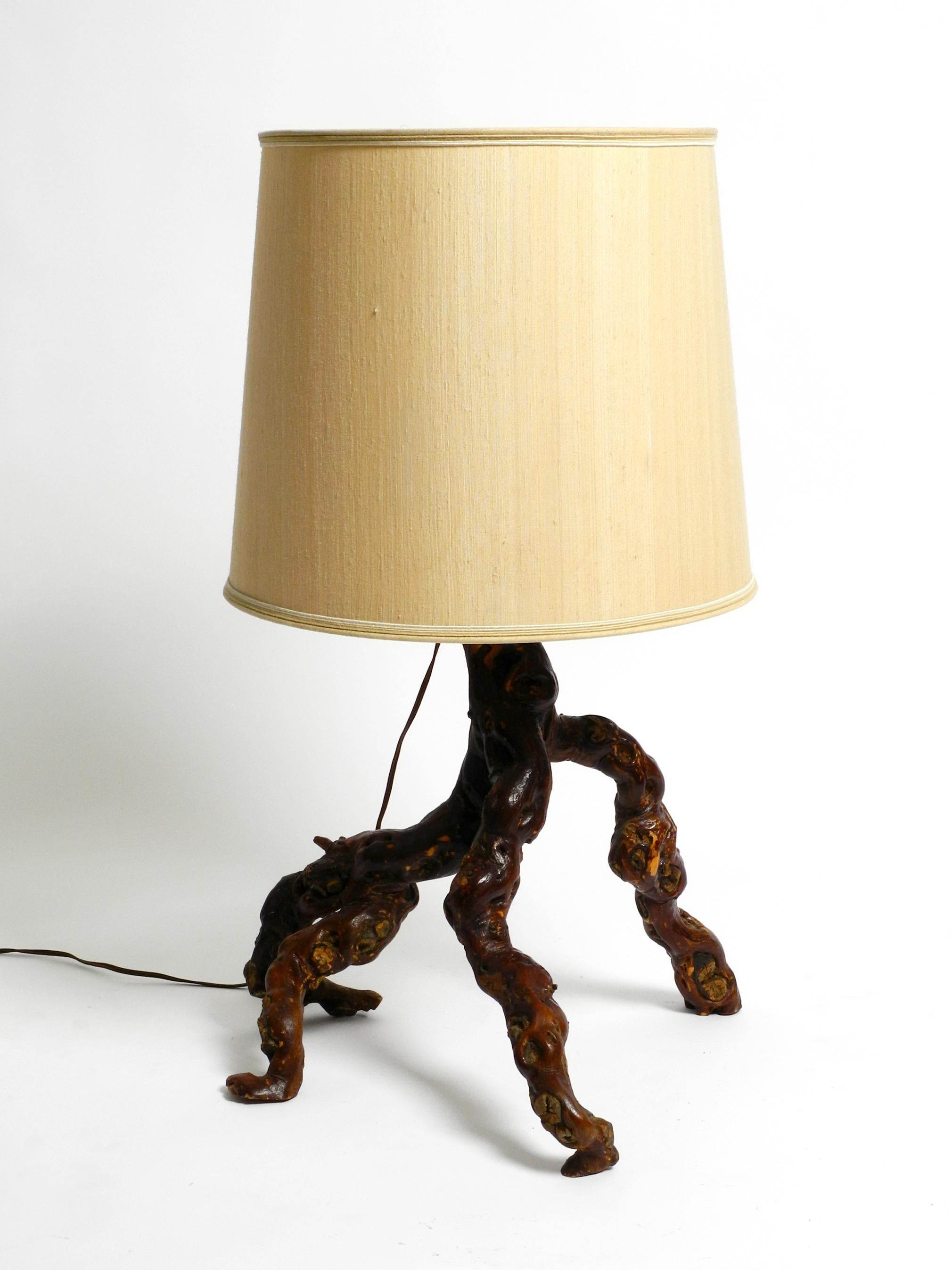 Allemand Magnifique lampe de bureau en bois de racine allemande des années 1960 avec grand abat-jour en soie en vente