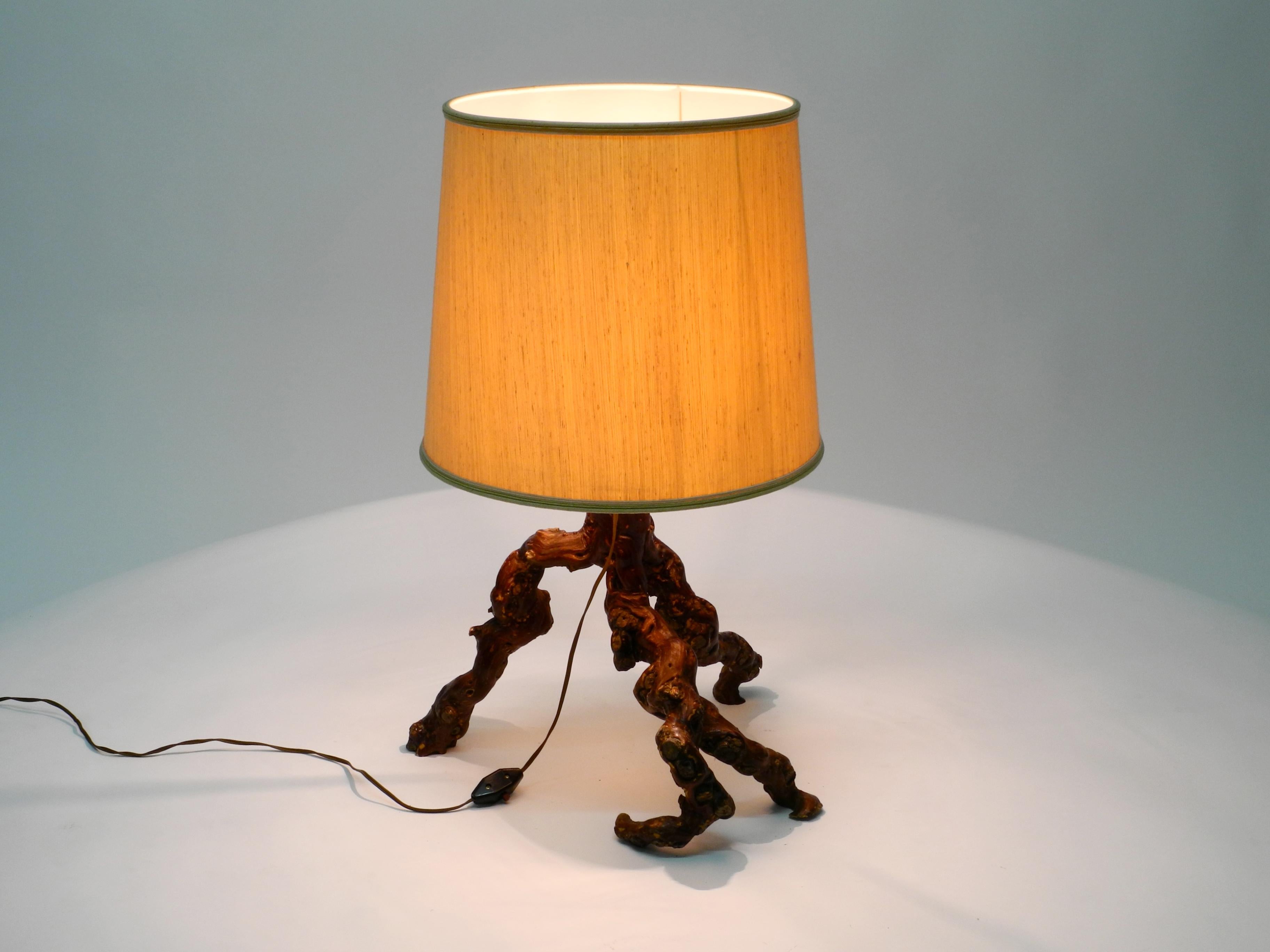 Magnifique lampe de bureau en bois de racine allemande des années 1960 avec grand abat-jour en soie Bon état - En vente à München, DE