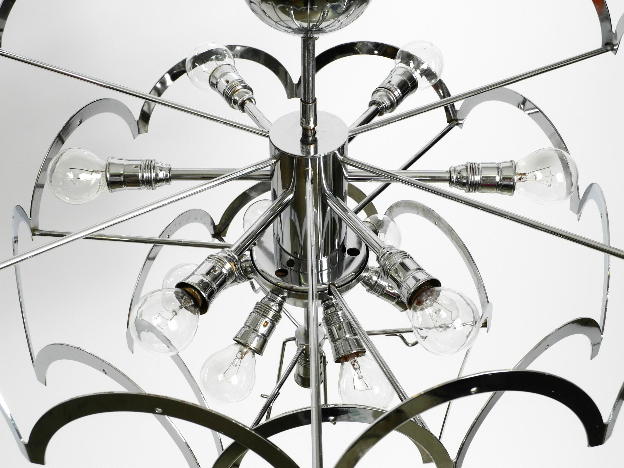 Beautiful large 1960s large chrome metal and glass disc ceiling chandelier For Sale 3