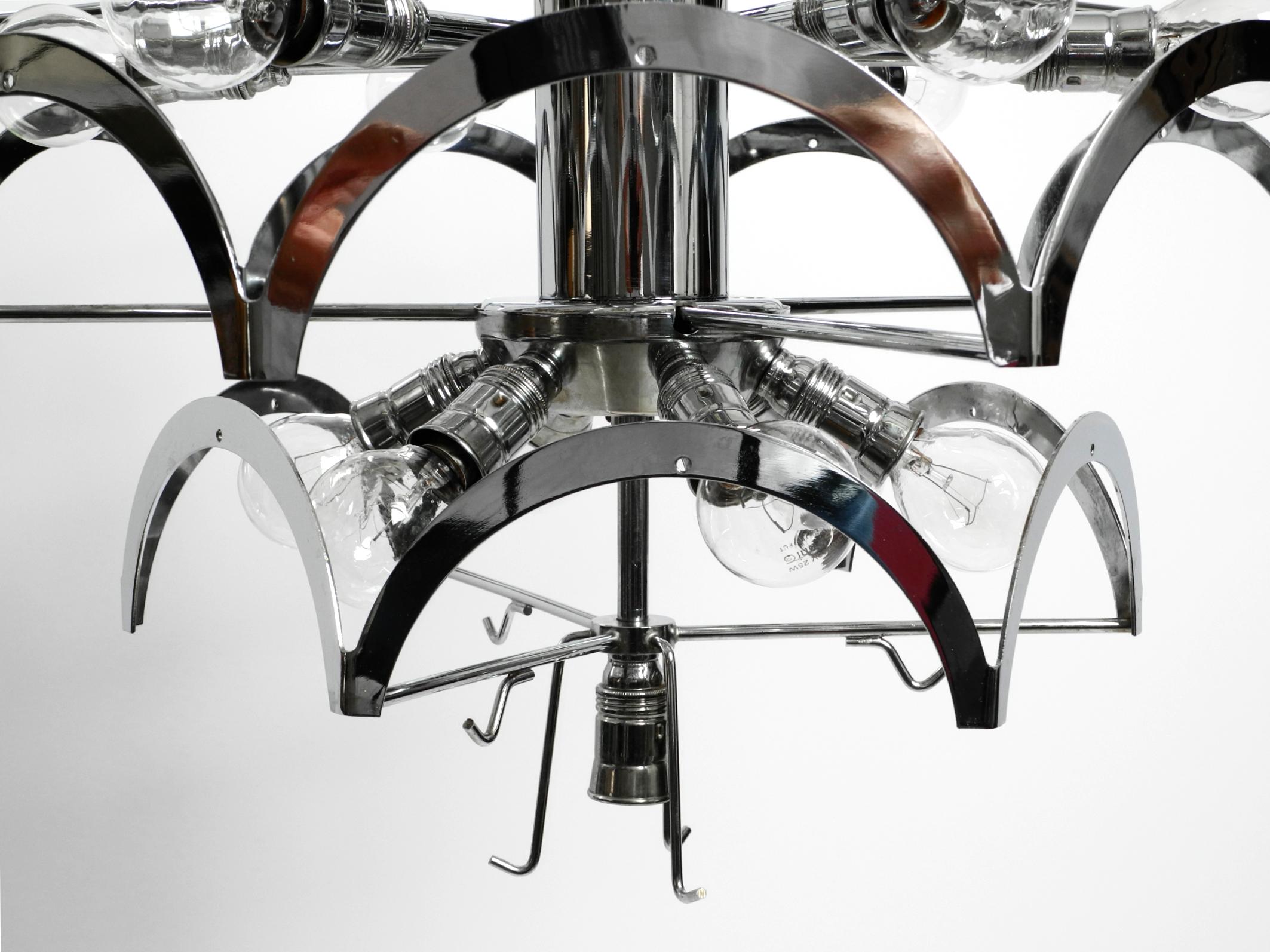 Beautiful large 1960s large chrome metal and glass disc ceiling chandelier For Sale 4