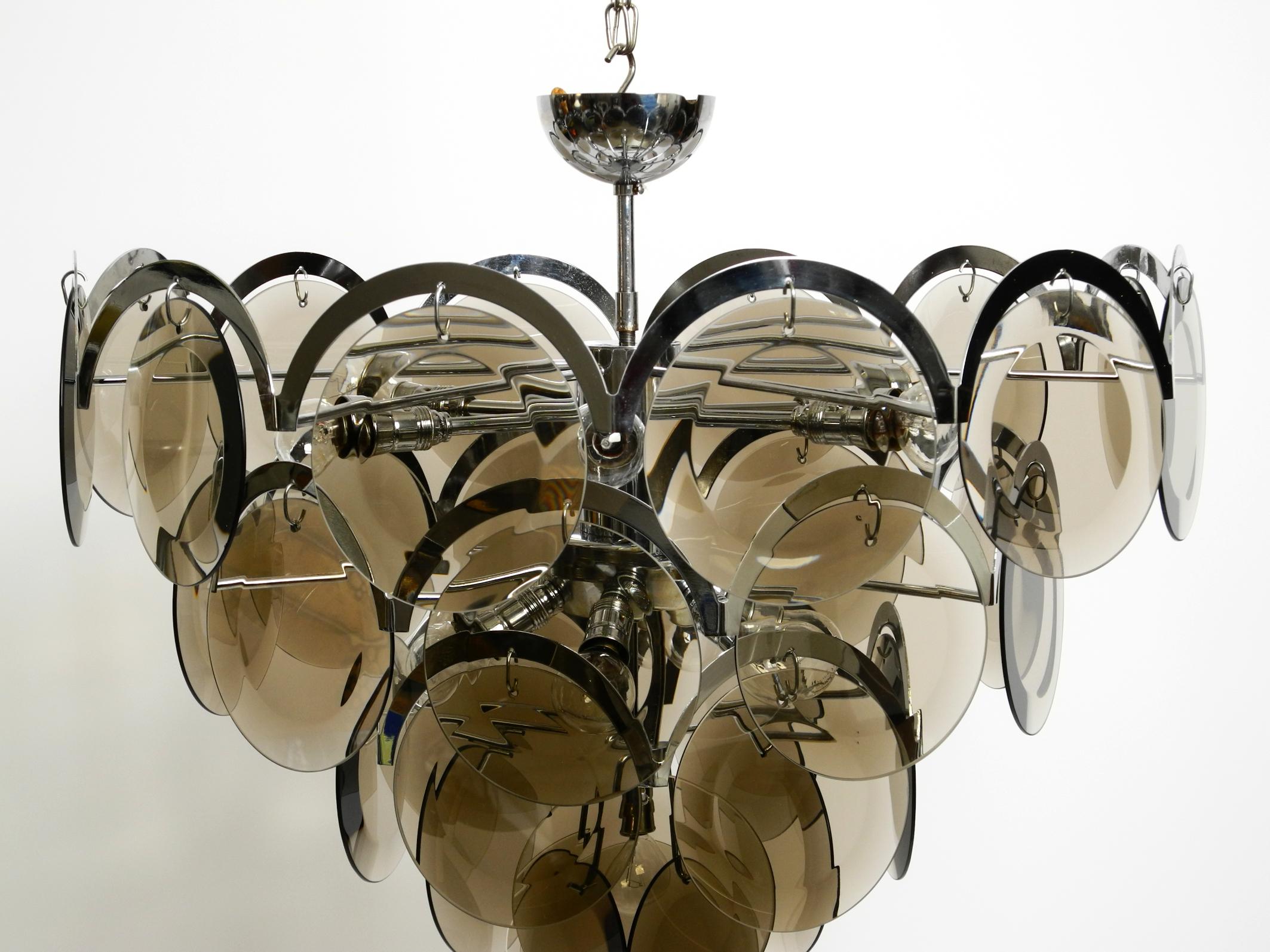 Beautiful large 1960s large chrome metal and glass disc ceiling chandelier For Sale 6
