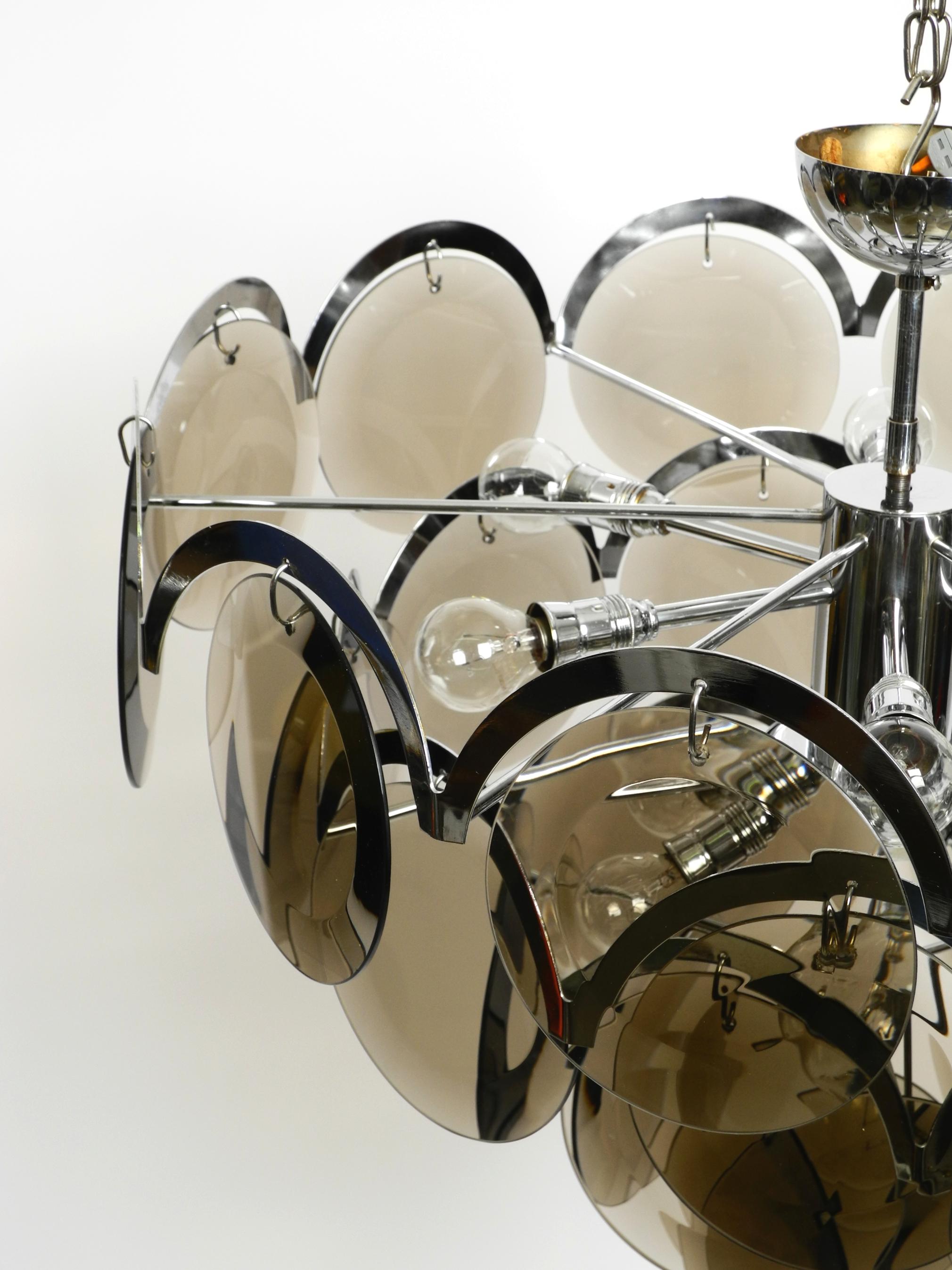 Beautiful large 1960s large chrome metal and glass disc ceiling chandelier For Sale 7