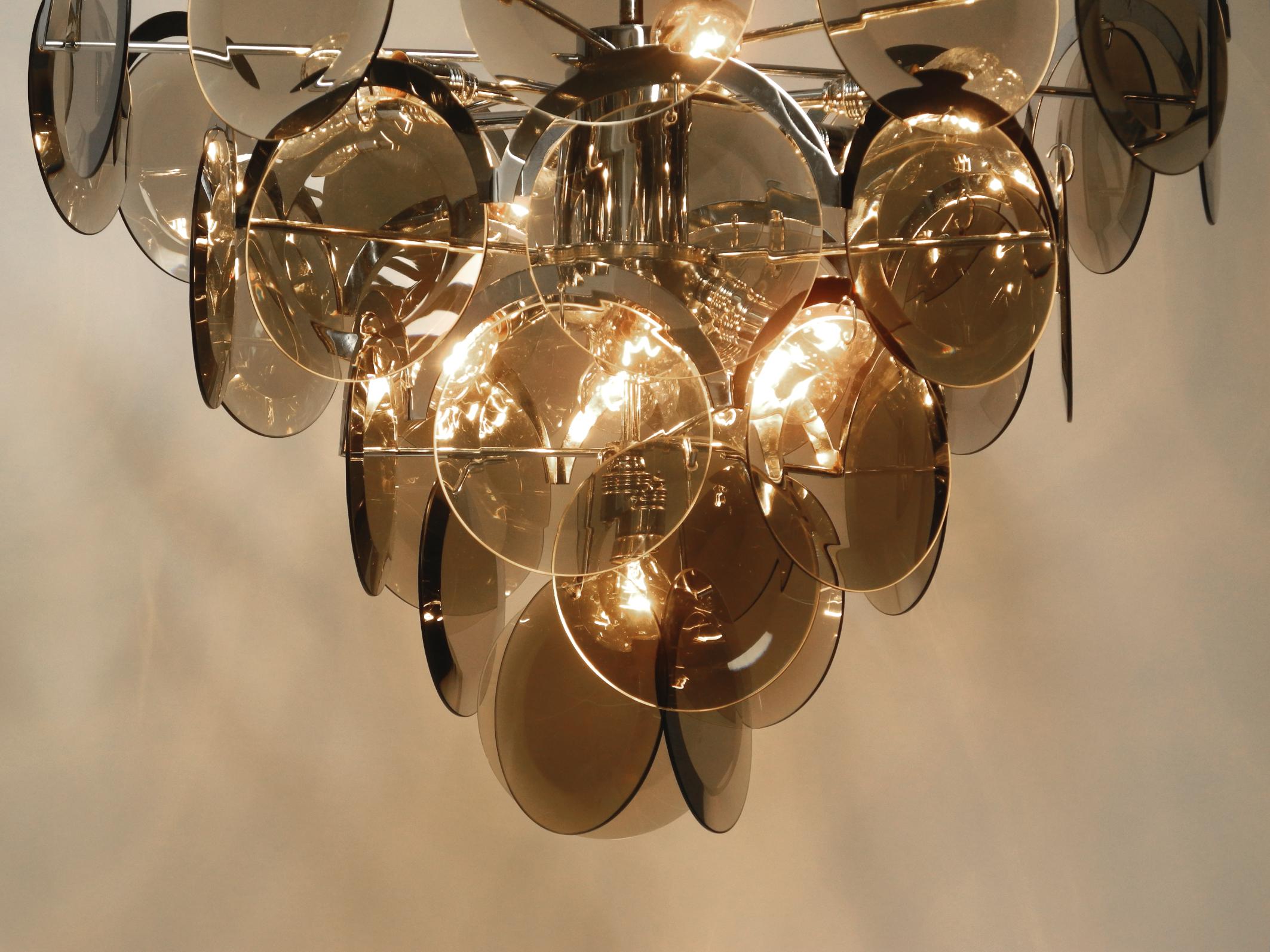 Beautiful large 1960s large chrome metal and glass disc ceiling chandelier For Sale 12