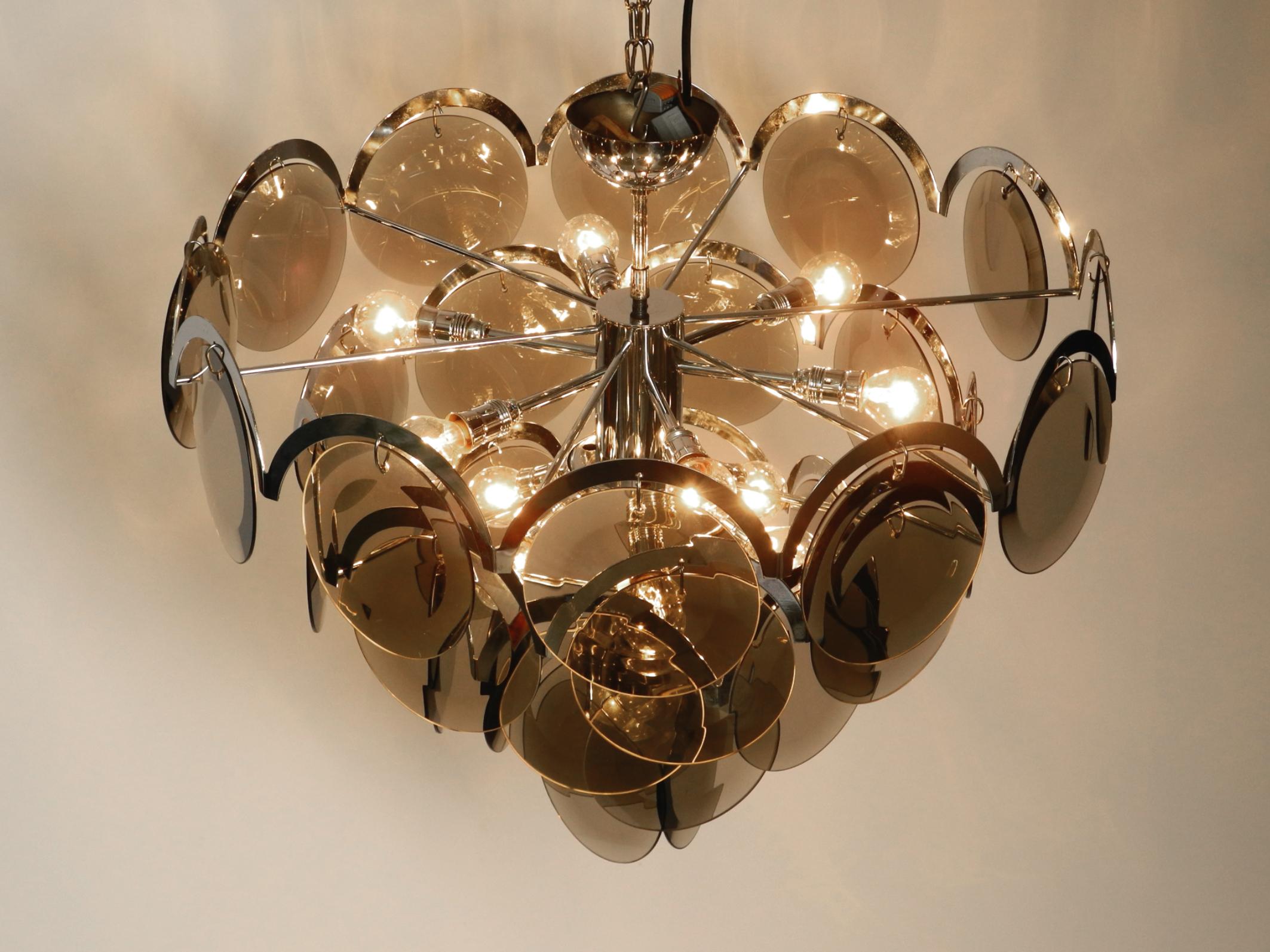 Beautiful large 1960s large chrome metal and glass disc ceiling chandelier In Good Condition For Sale In München, DE