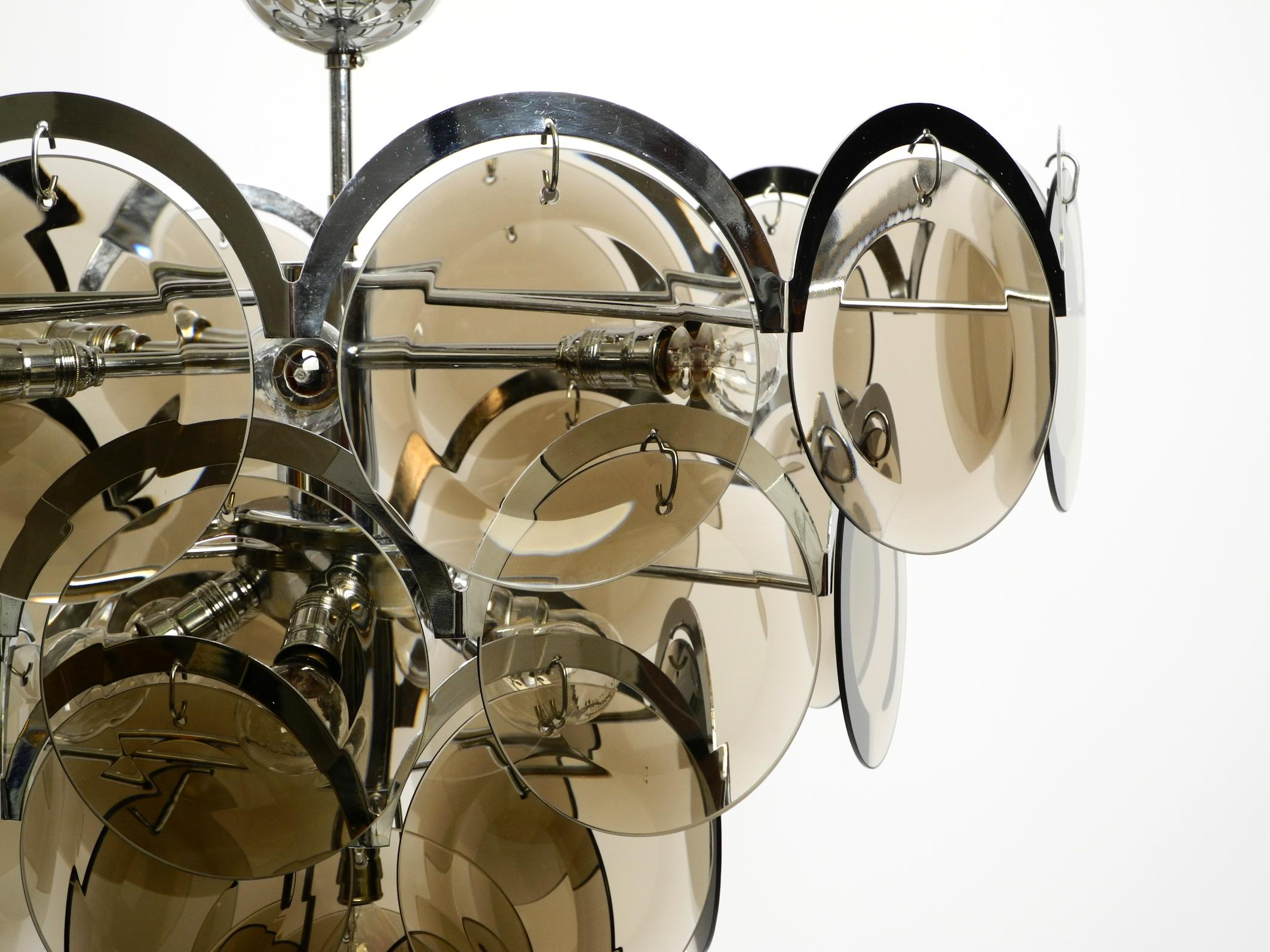 Beautiful large 1960s large chrome metal and glass disc ceiling chandelier For Sale 1