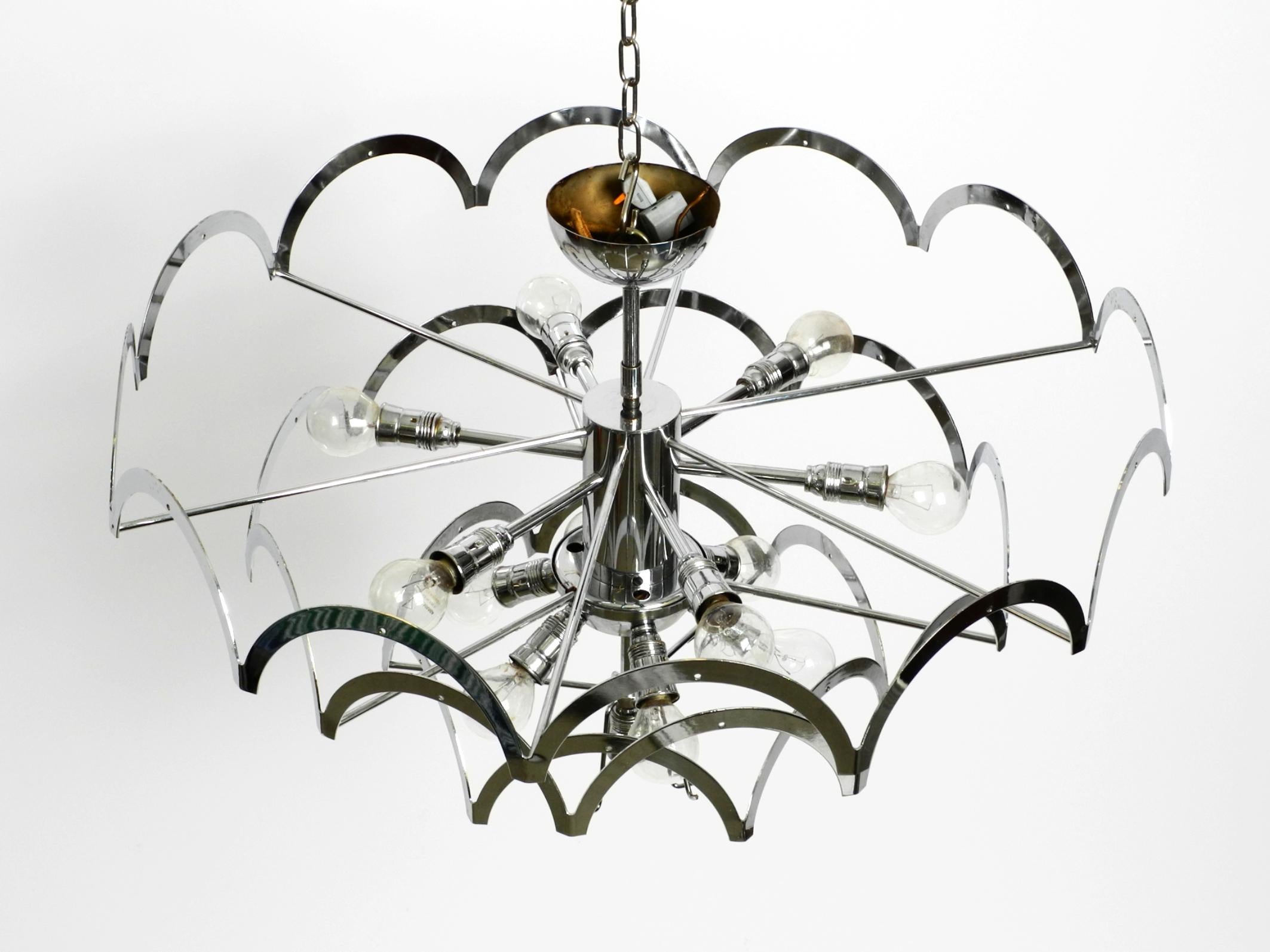 Beautiful large 1960s large chrome metal and glass disc ceiling chandelier For Sale 2