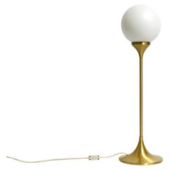 Magnifique lampe de table ou lampadaire des années 1960 avec une grande boule en verre de Sölken.