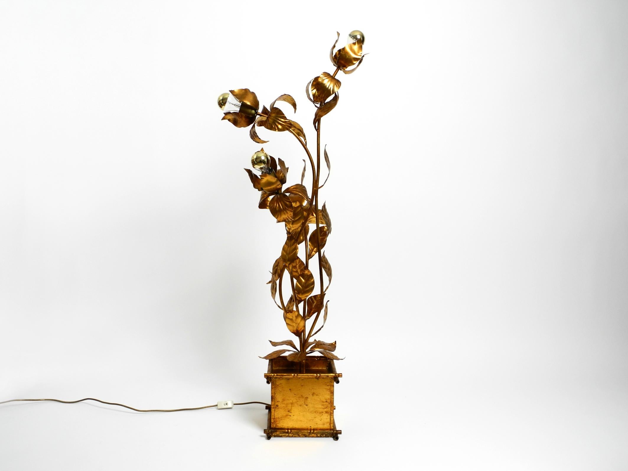 Beautiful large 1970s gold plated metal Florentine floor lamp. Made in Germany.
Wonderful design piece, absolutely timeless and fits perfectly into any interior design.
A great lamp for any Hollywood Regency interior.
Entire lamp is made of