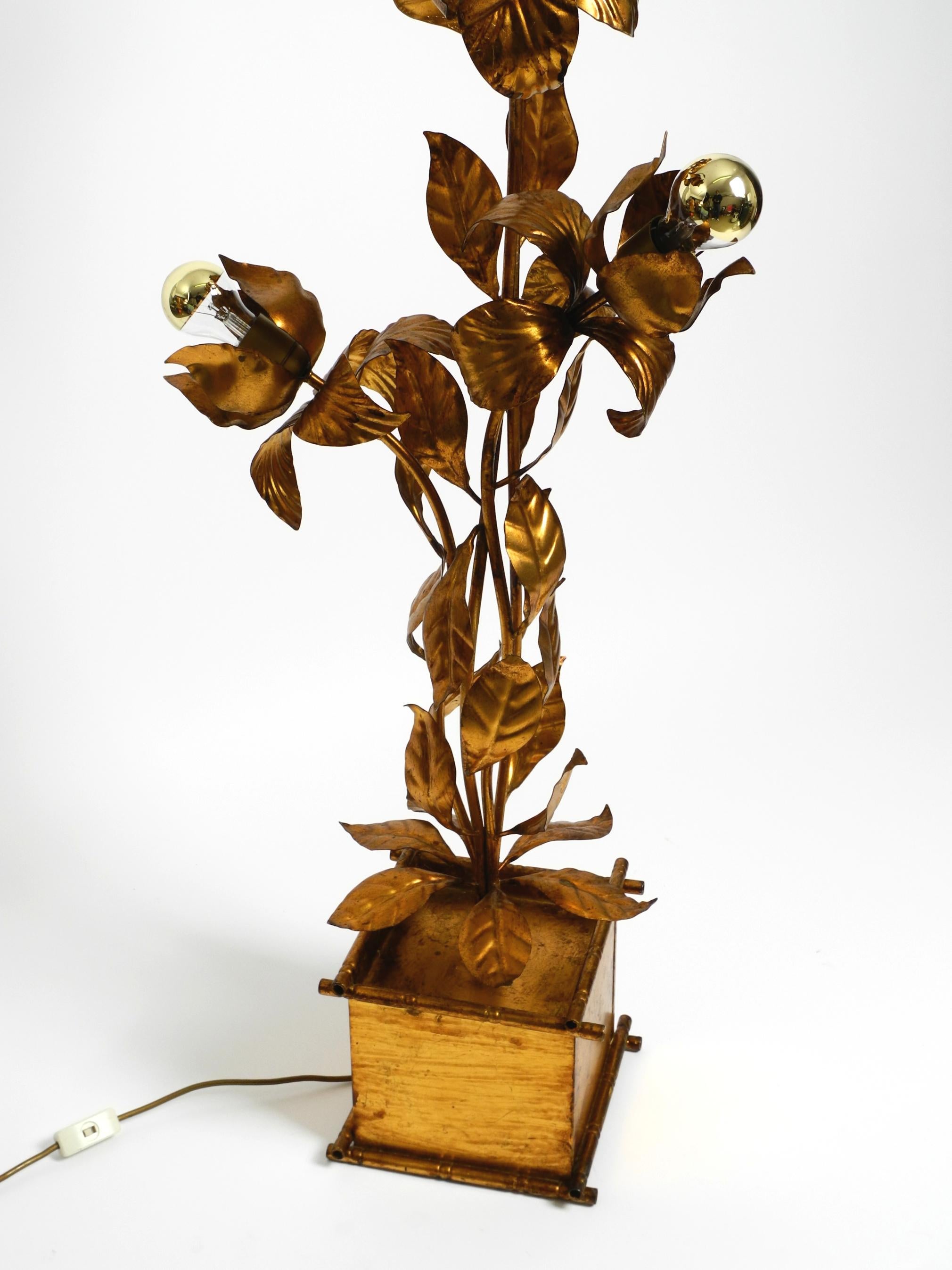 Beautiful large 1970s gold plated metal Florentine floor lamp In Good Condition In München, DE