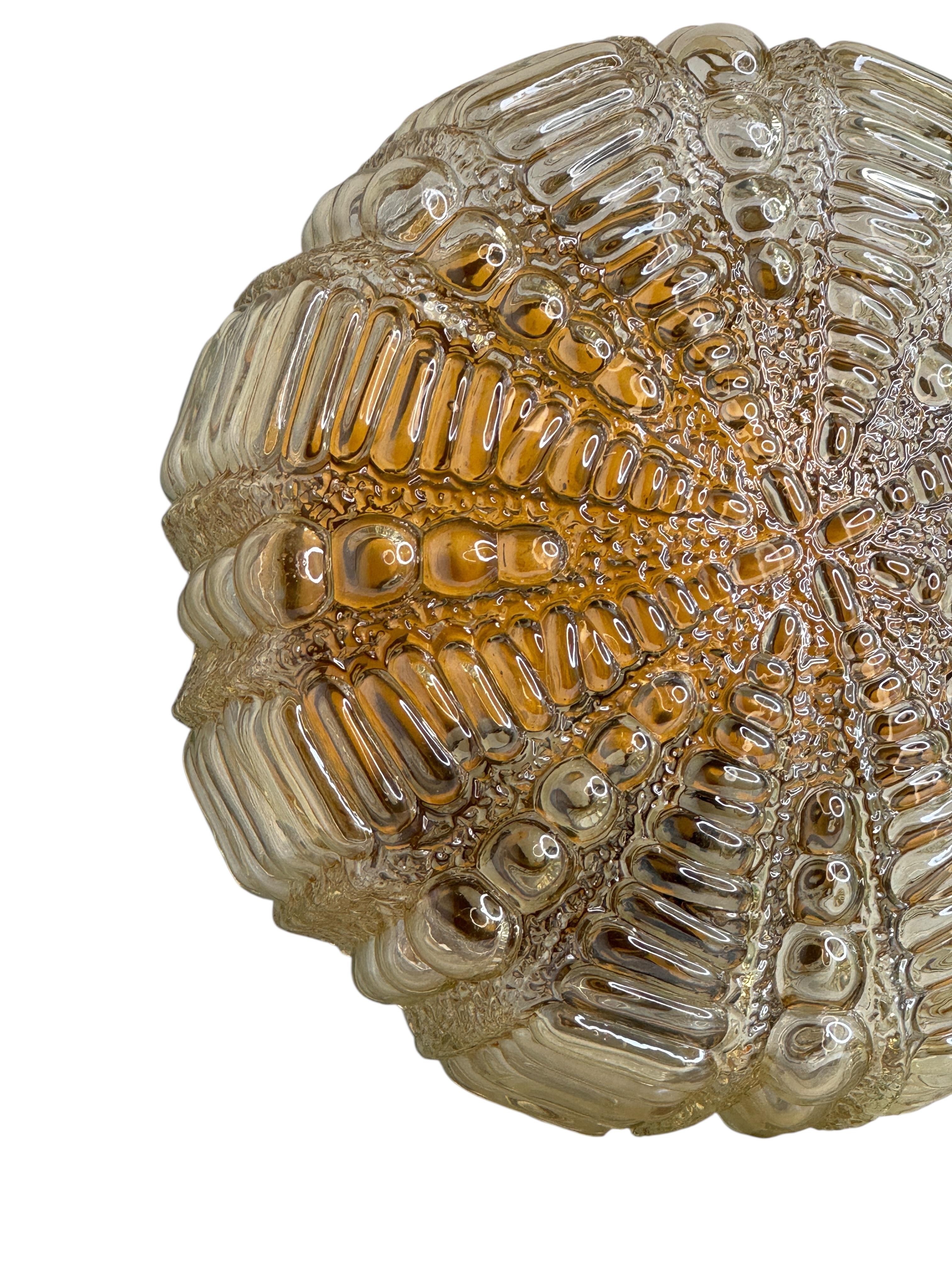 Grand modèle de bulle en verre ambré à encastrer. Fabriqué en Allemagne par RZB Leuchten. Magnifique verre texturé encastré avec fixation en métal. Le luminaire nécessite deux ampoules européennes E27 / 110 Volt Edison, jusqu'à 60 watts. Trouvé dans