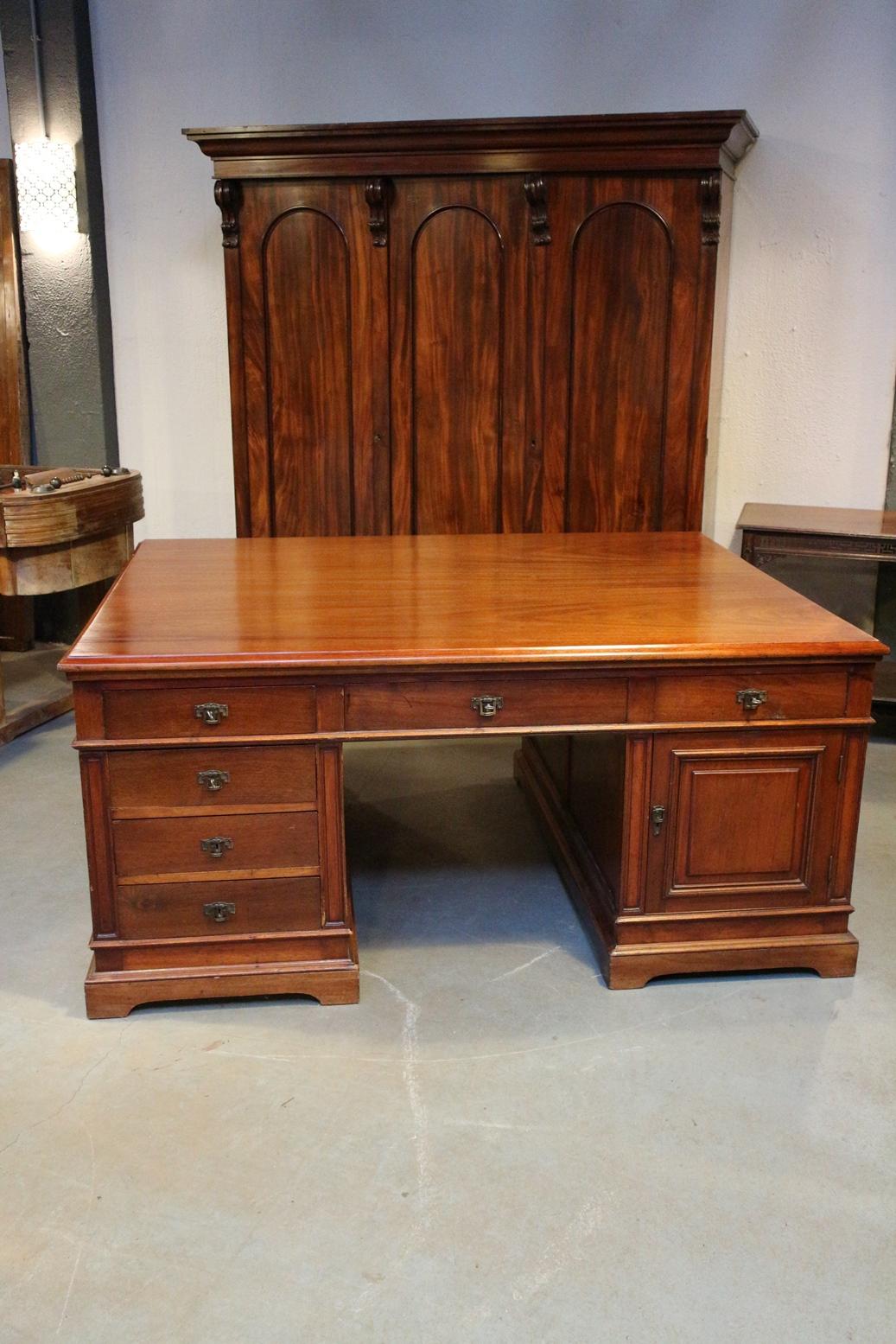 Beautiful, large and impressive mahogany partner desk in good condition. The desk has drawers / door on both sides. It also has huge pull-outs on both sides. Especially the depth of 142cm is enormous and lends itself well to working with two