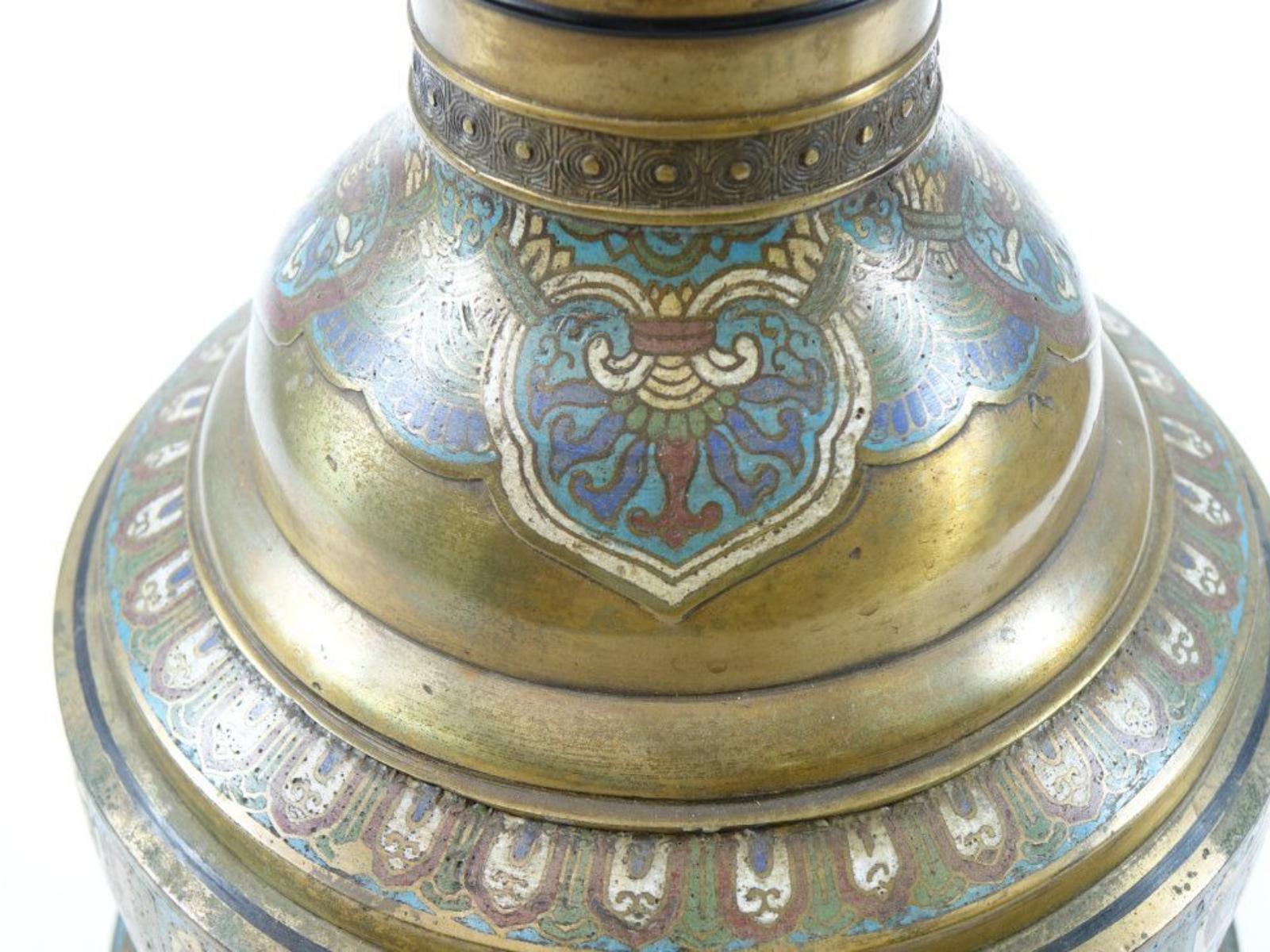 Chinois Magnifique pièce décorative chinoise ancienne en bronze cloisonné en vente