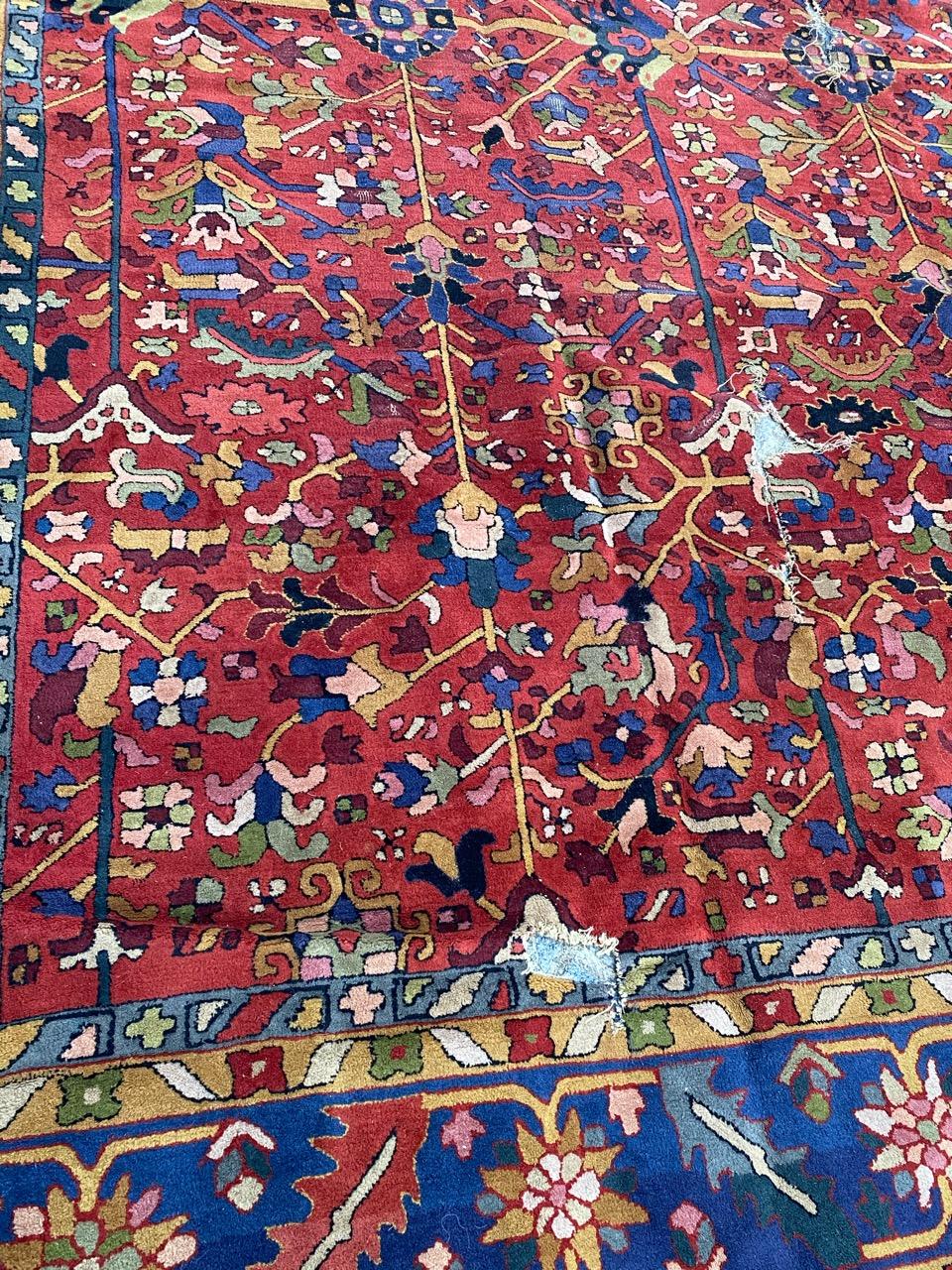Joli grand tapis Janus français en détresse avec de jolis motifs décoratifs persans stylisés et de belles couleurs, entièrement réalisé à la main selon la méthode du 