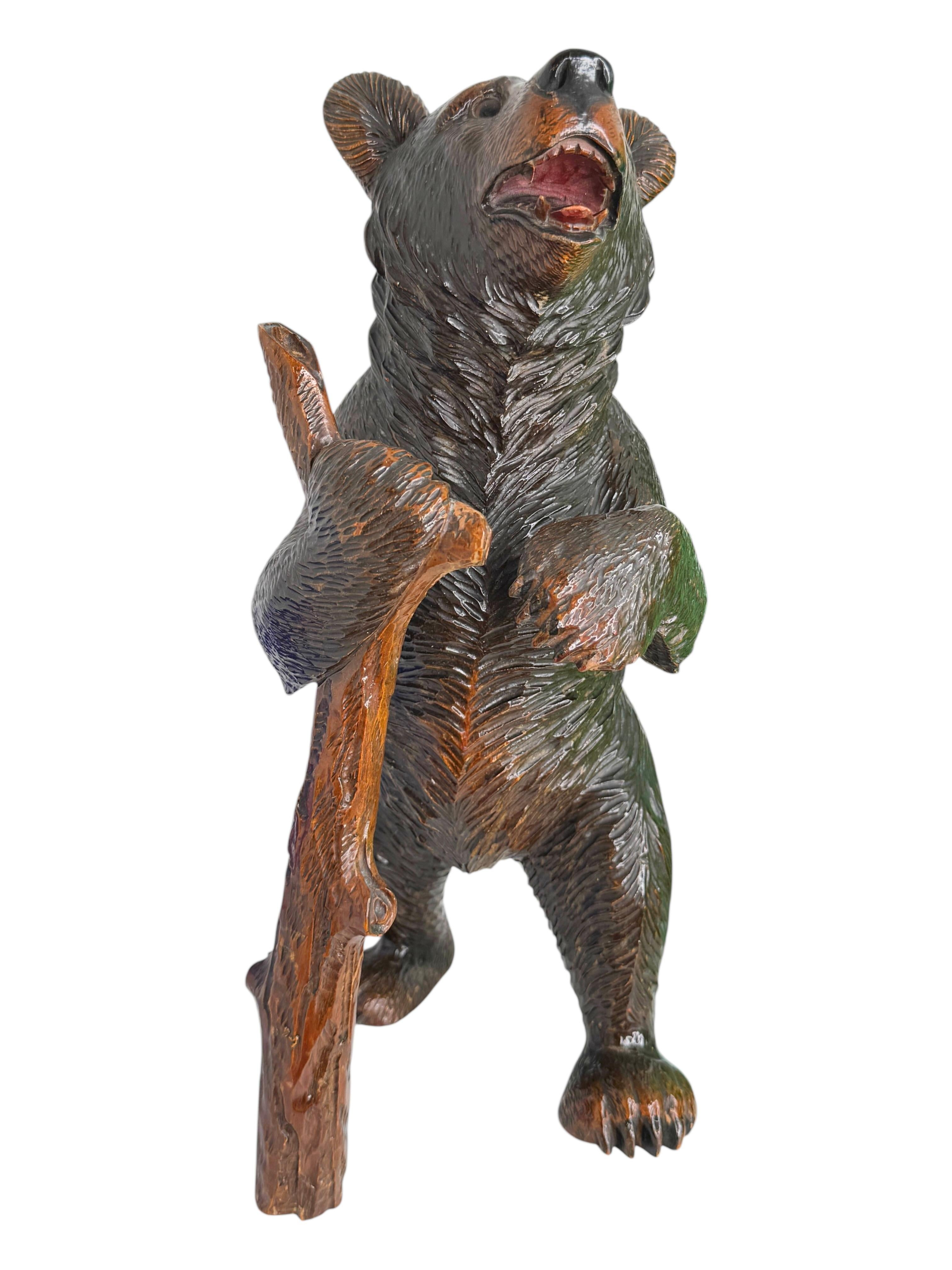 Una statua di orso Folk Art Carved originale, intagliata a mano e di grande effetto. È un pezzo ideale per creare un ambiente adatto alla stanza di una Cabine o all'ufficio di un cacciatore o di un boscaiolo. Molto probabilmente si tratta di uno