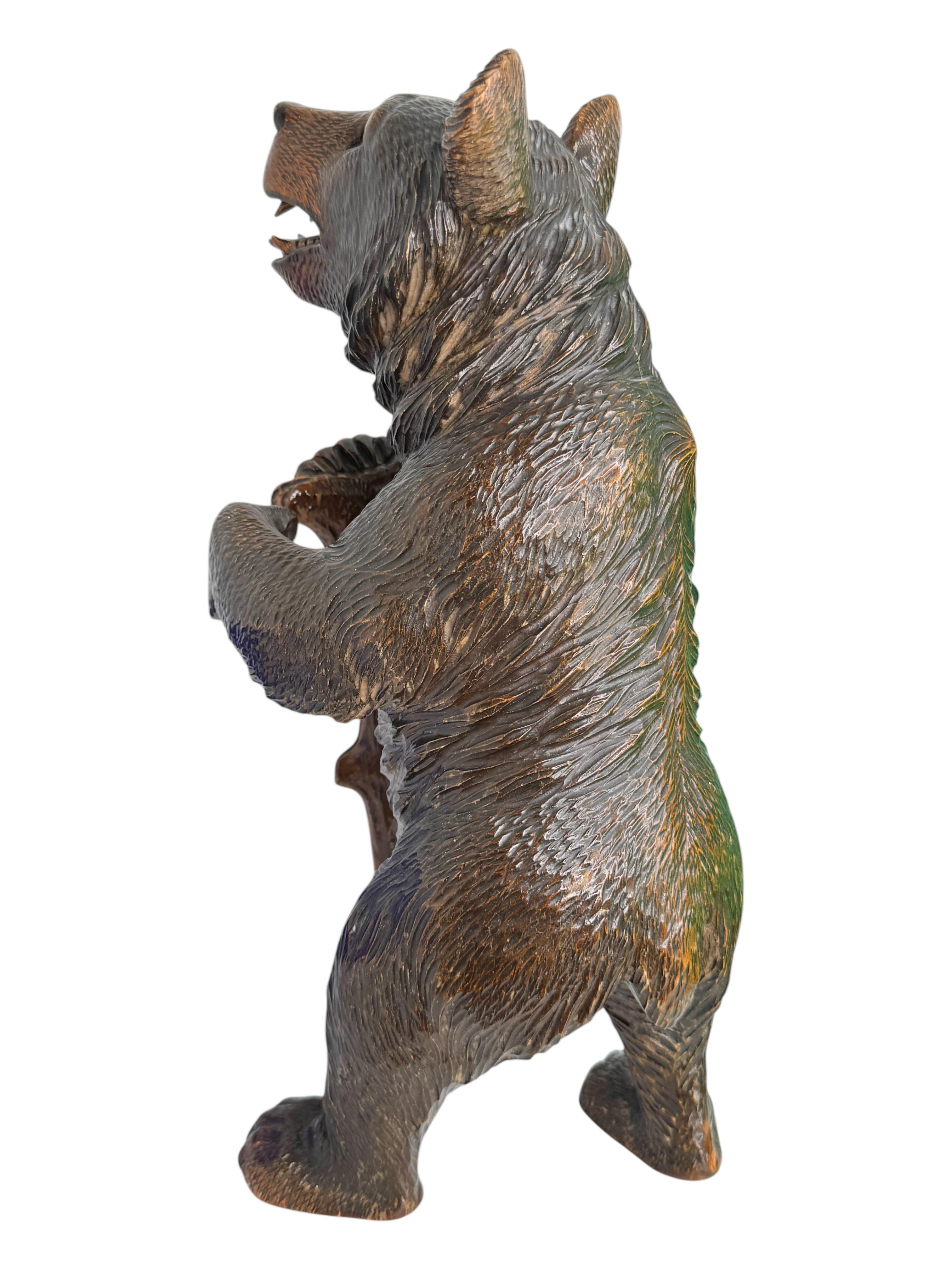 Intagliato a mano Bellissima statua di orso escursionista di grandi dimensioni, antica Svizzera in vendita