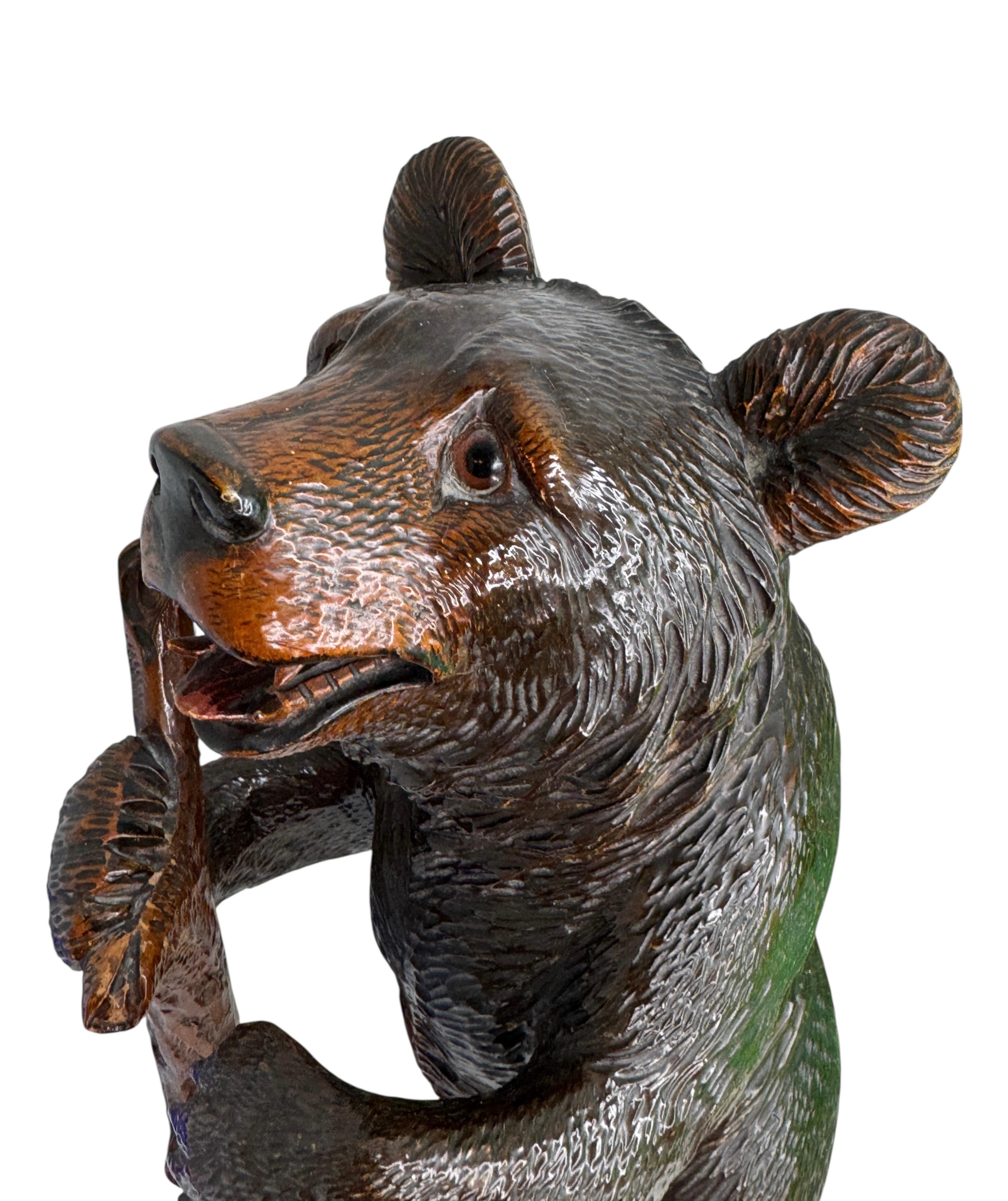 Legno Bellissima statua di orso escursionista di grandi dimensioni, antica Svizzera in vendita