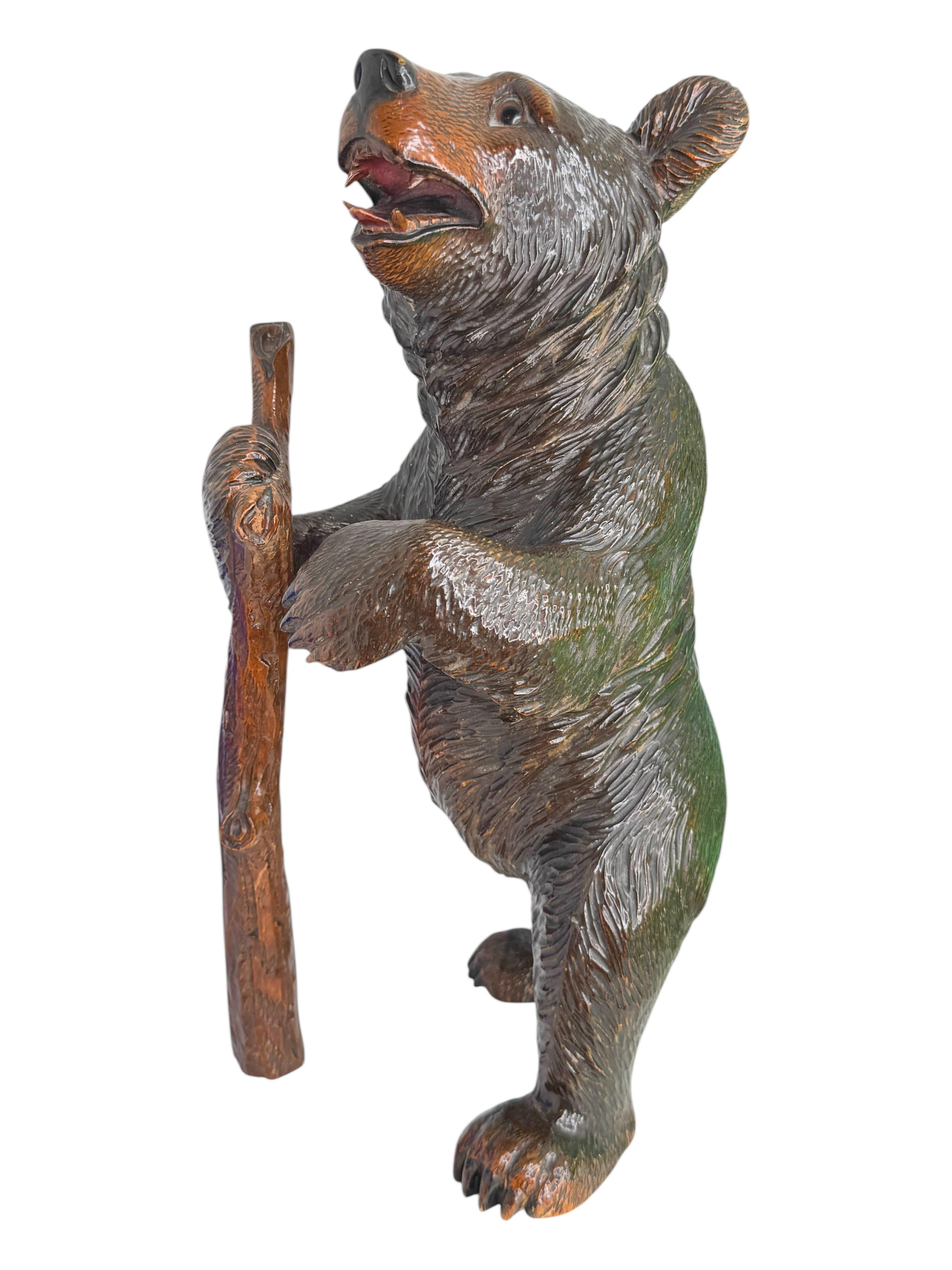 Bellissima statua di orso escursionista di grandi dimensioni, antica Svizzera in vendita