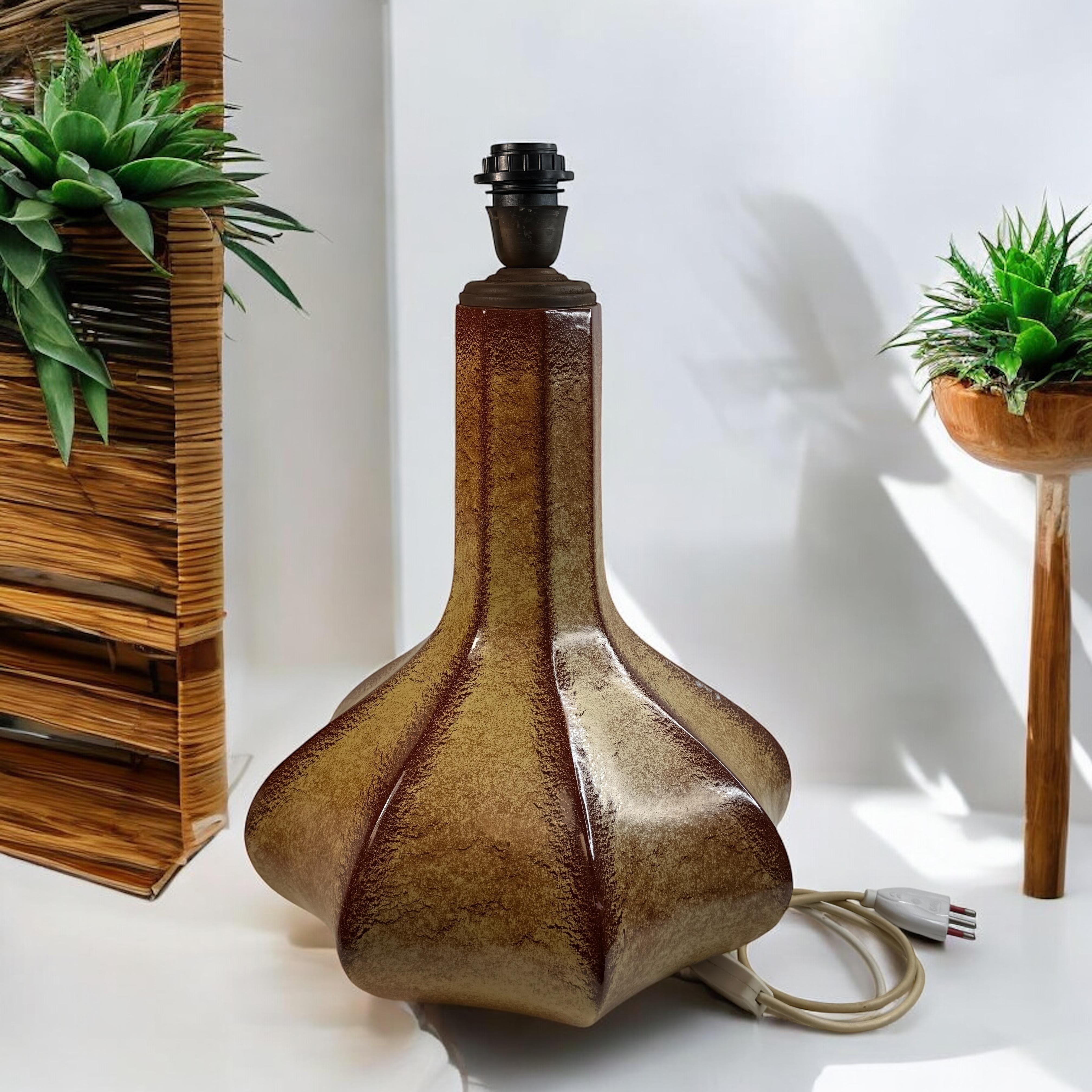 Un incredibile piede di lampada da tavolo di grandi dimensioni in ceramica del Mid-Century Modern,  prodotto in Italia, circa anni '60. Si tratta di un bellissimo oggetto della metà del secolo scorso. È in ottime condizioni, senza scheggiature,
