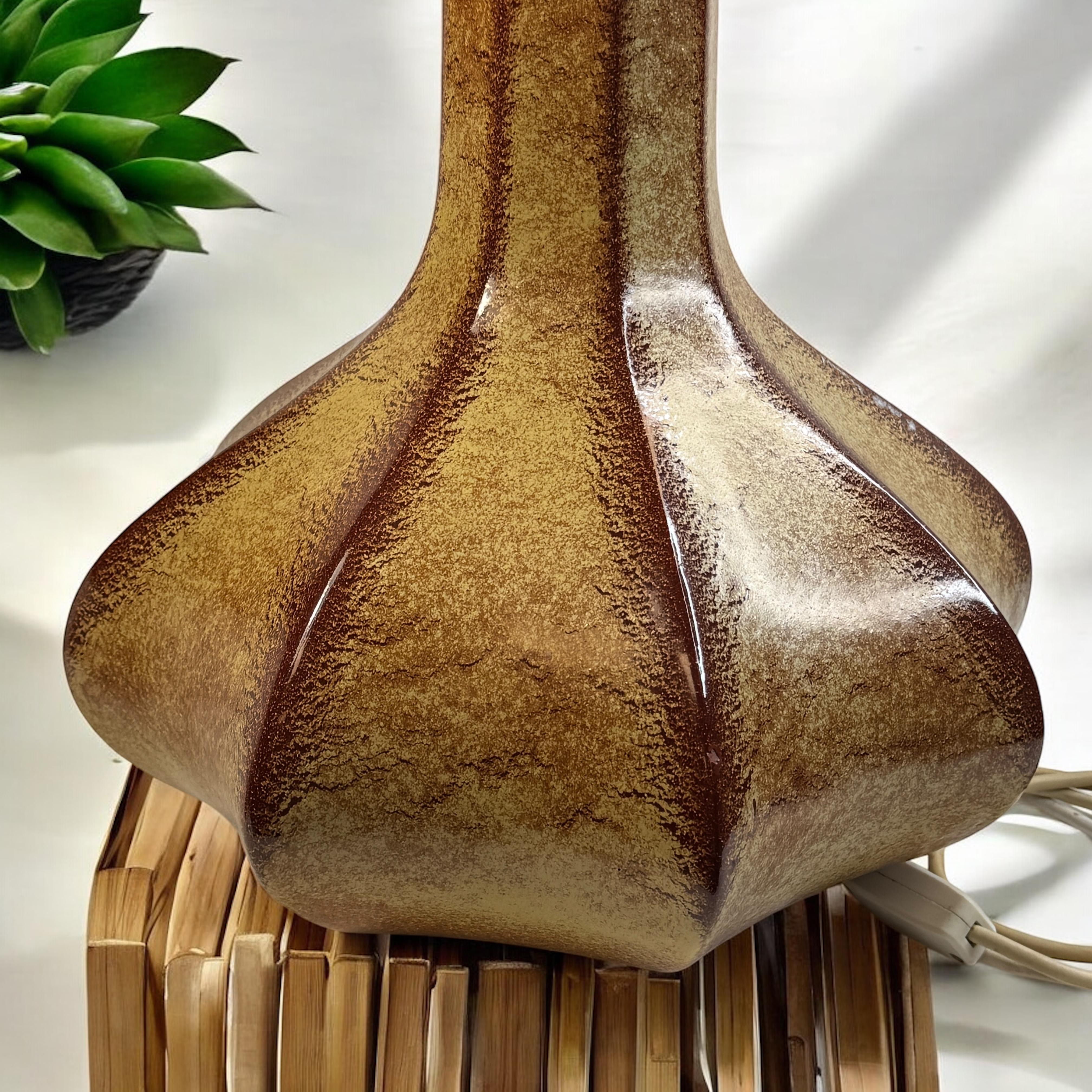 Mid-Century moderno Bellissima lampada da tavolo in ceramica di grandi dimensioni Piede di Bertoncello, Italia, 1960 Vintage in vendita