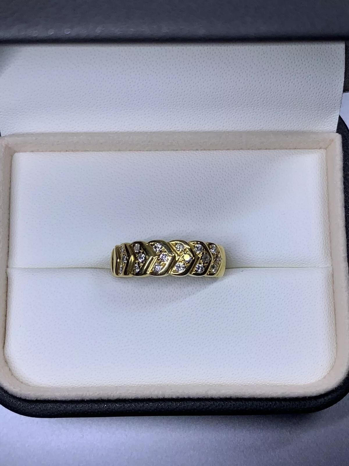 Questo bellissimo anello di fidanzamento di grandi dimensioni è realizzato in oro giallo 18 carati e presenta uno splendido diamante rotondo da 0,88 carati con incastonatura a pavé. L'anello è impreziosito da 0,88 diamanti in totale, tutti con un