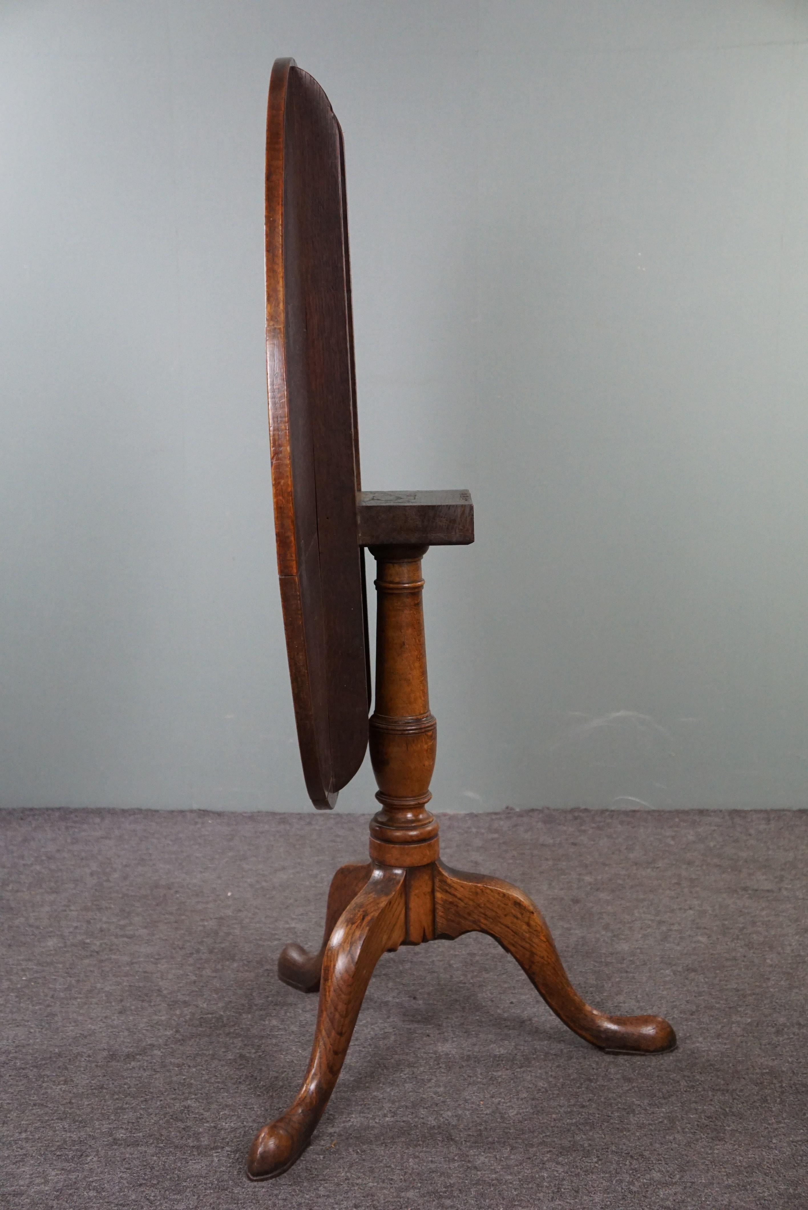 Beautiful large English oak tilt-top table from the 18th century In Good Condition For Sale In Harderwijk, NL