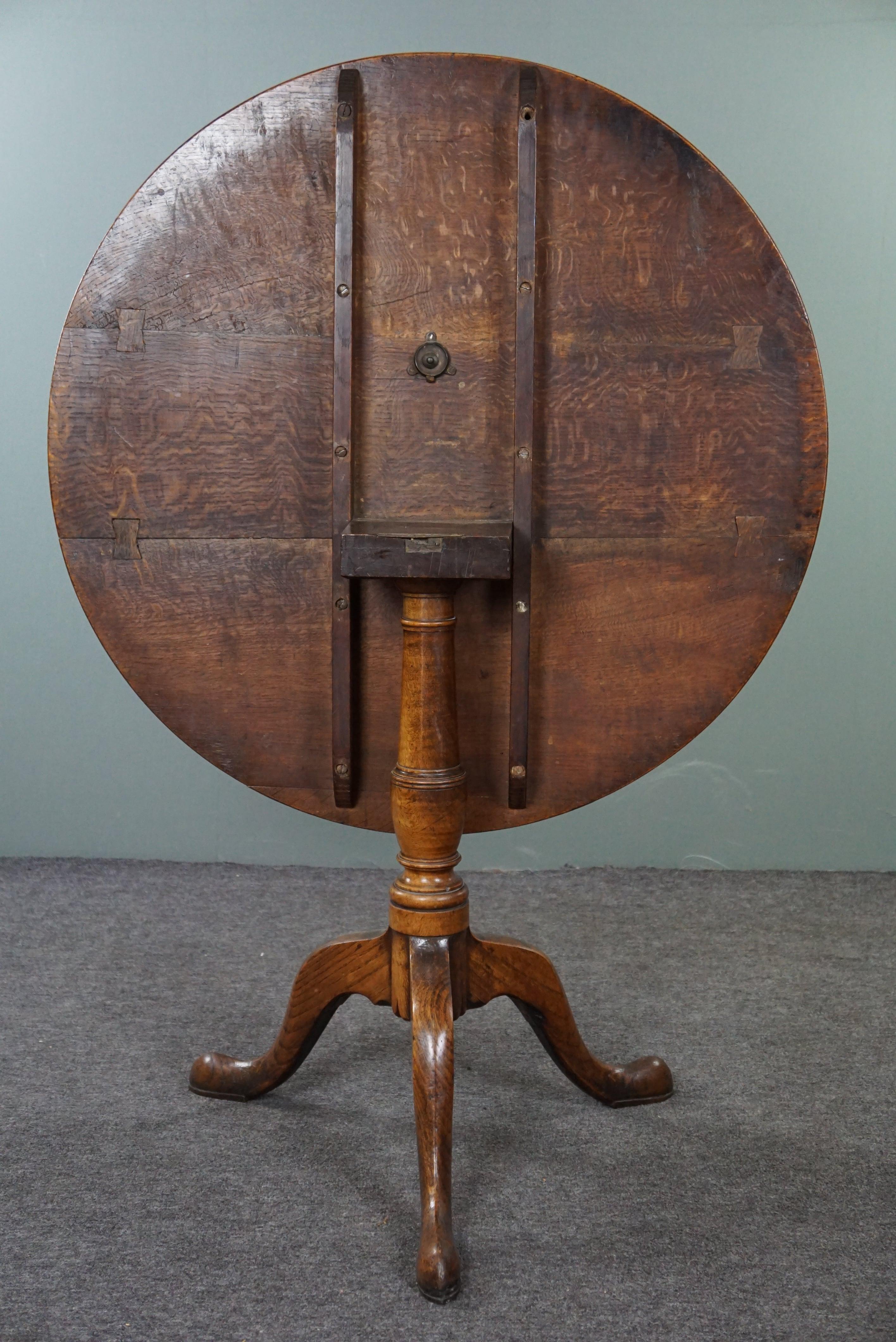 18th Century Beautiful large English oak tilt-top table from the 18th century For Sale