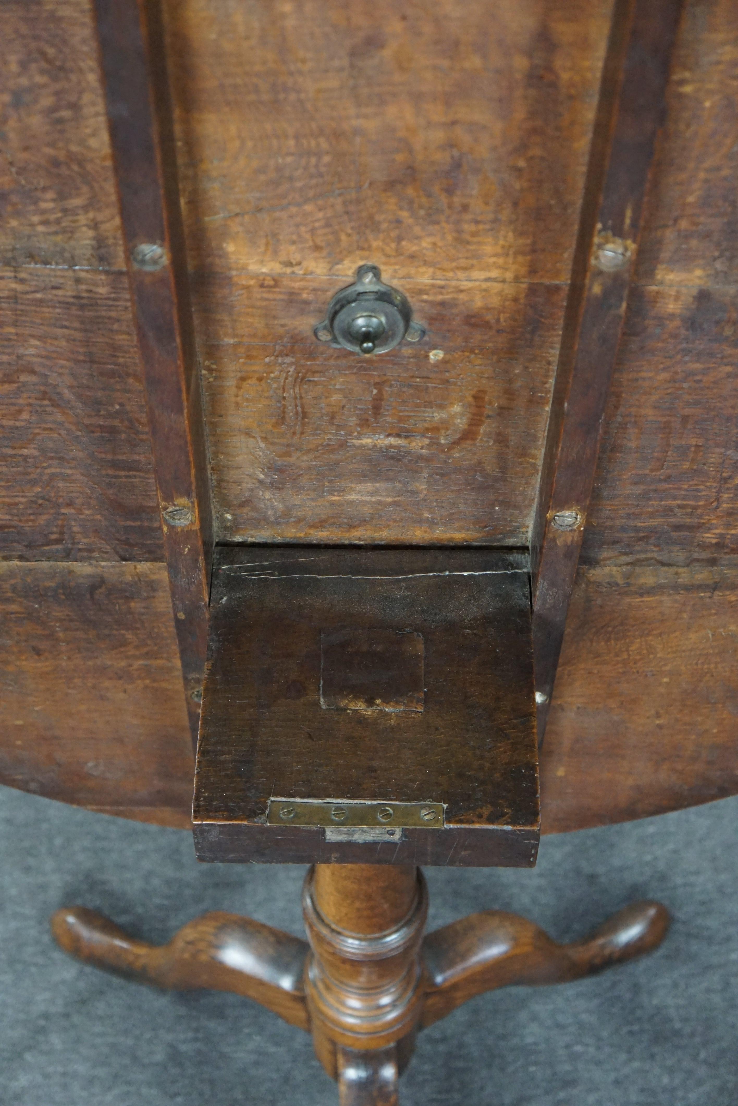 Wood Beautiful large English oak tilt-top table from the 18th century For Sale