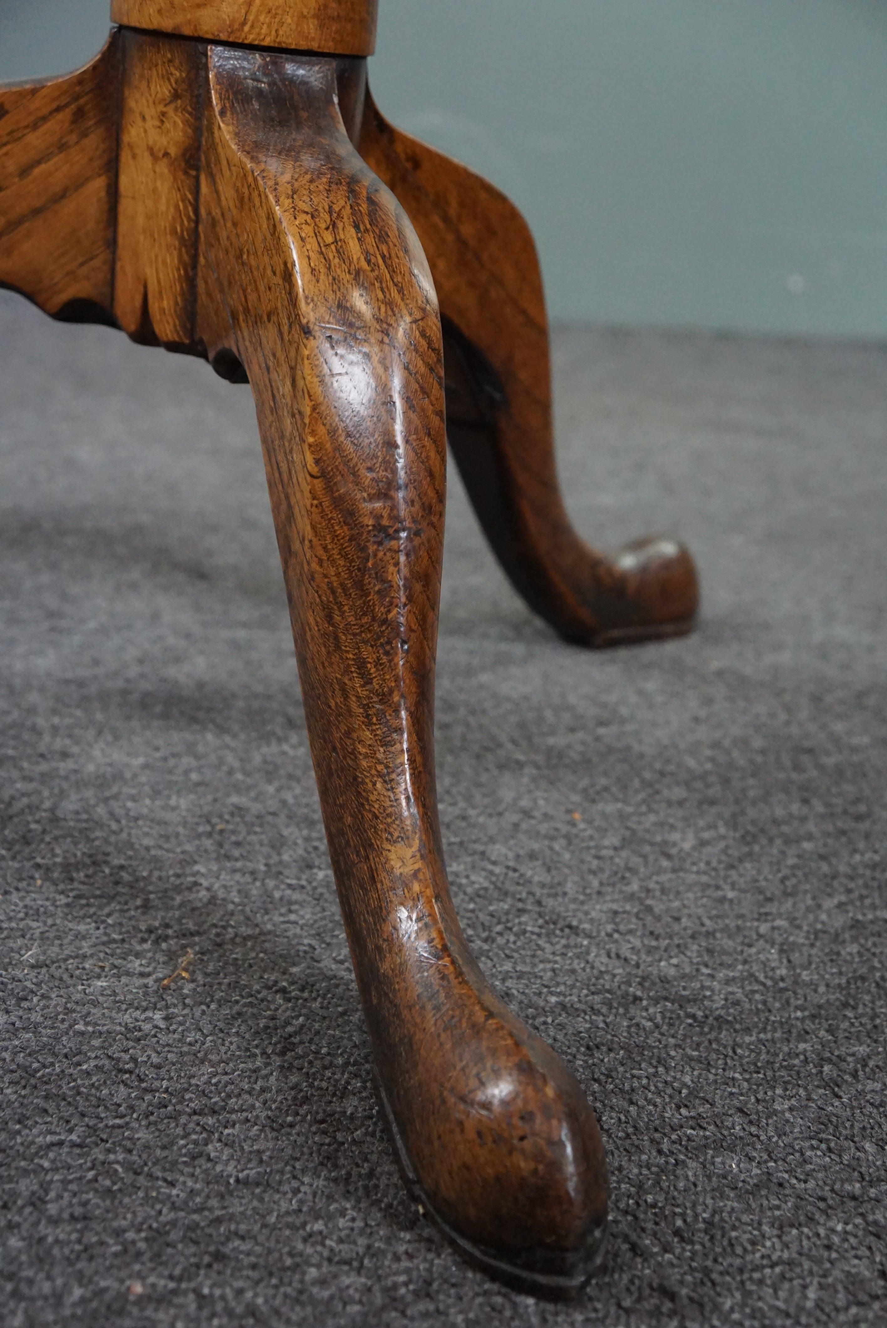 Beautiful large English oak tilt-top table from the 18th century For Sale 1