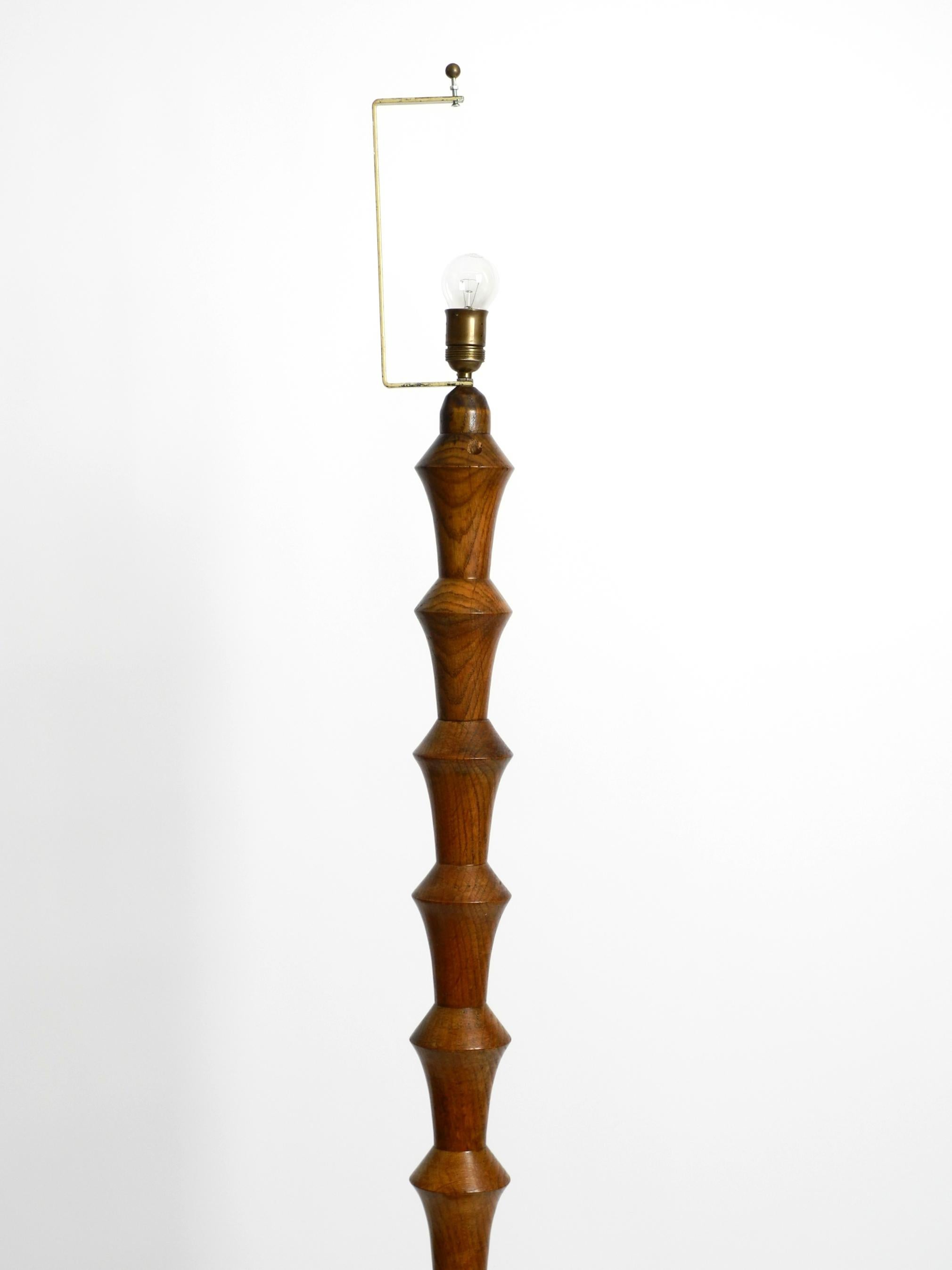 Beautiful large German 1930s floor lamp made of dark oak wood without shade In Good Condition For Sale In München, DE