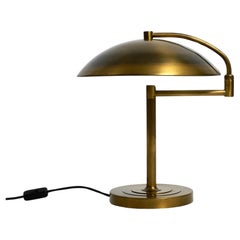 Magnifique grande lampe de table lourde en laiton moderne du milieu du siècle dernier avec joint pivotant