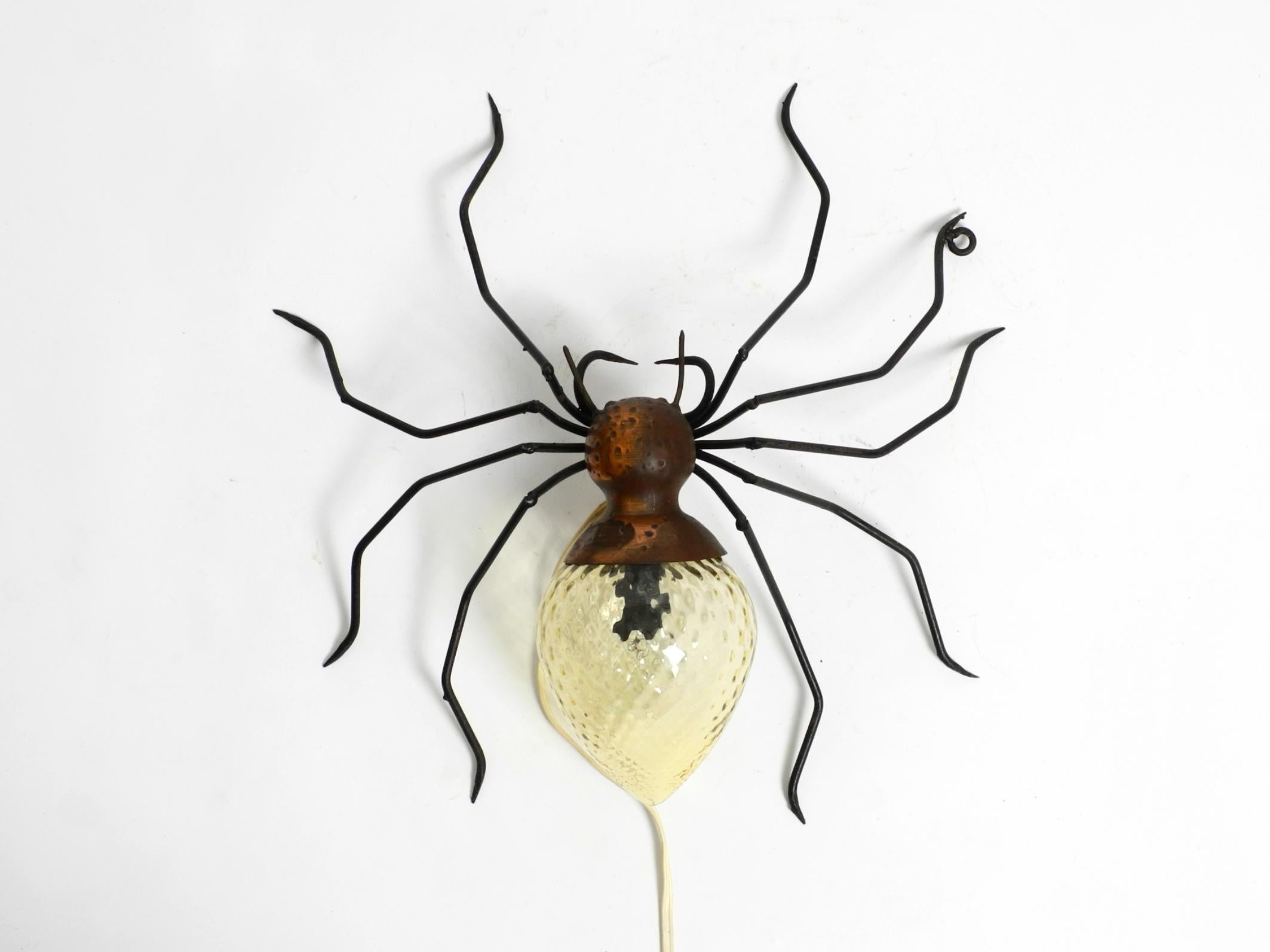 Belle grande applique italienne en forme d'araignée par Rossini Illuminazione.
En Italie, les araignées sont considérées comme des porte-bonheur.
Design/One typiquement italien du milieu du siècle, en très bon état d'origine.
Pieds en métal, torse
