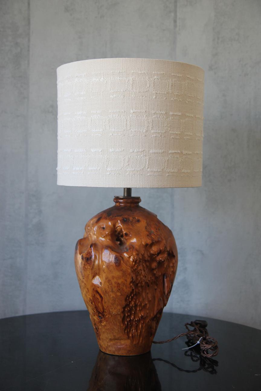 Preciosa Lámpara Grande de Madera de Arce Burl en Excelente estado para la venta en Los Angeles, CA