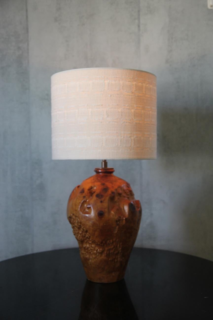 Preciosa Lámpara Grande de Madera de Arce Burl finales del siglo XX en venta