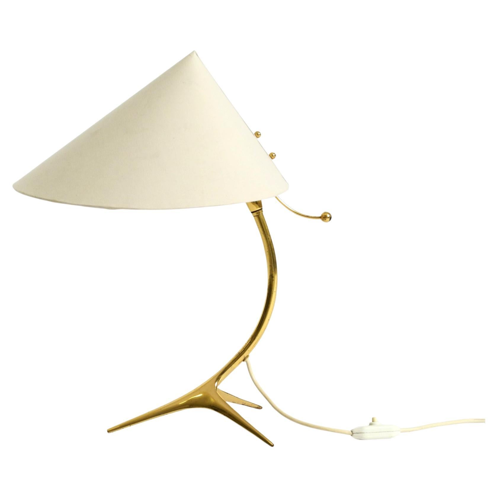 Bellissima lampada da tavolo a zampa di gallina in ottone di Kalmar Austria, risalente alla metà del secolo scorso. in vendita