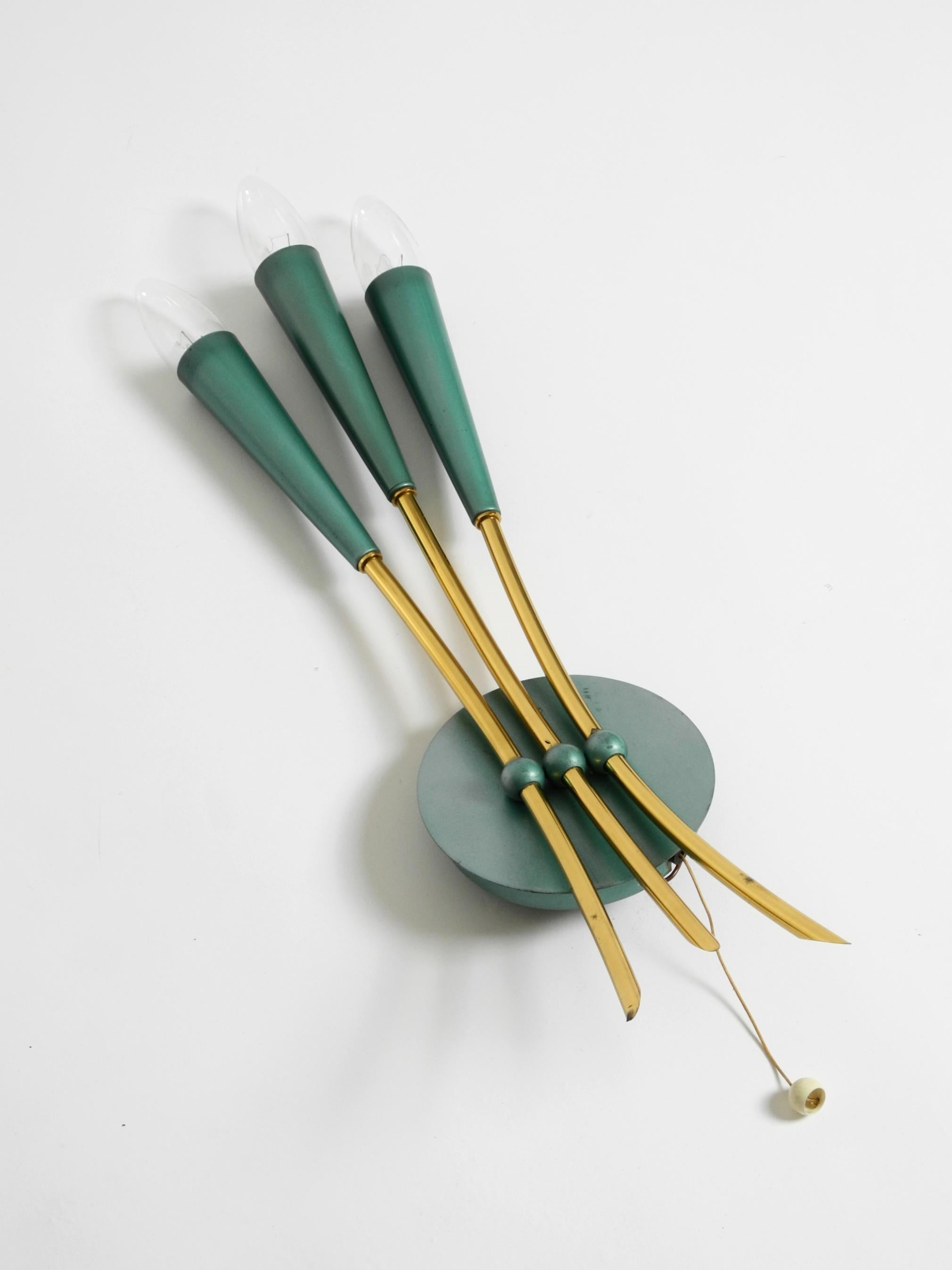 Beautiful large Mid Century Modern 3-light cone wall lamp made of brass In Good Condition For Sale In München, DE