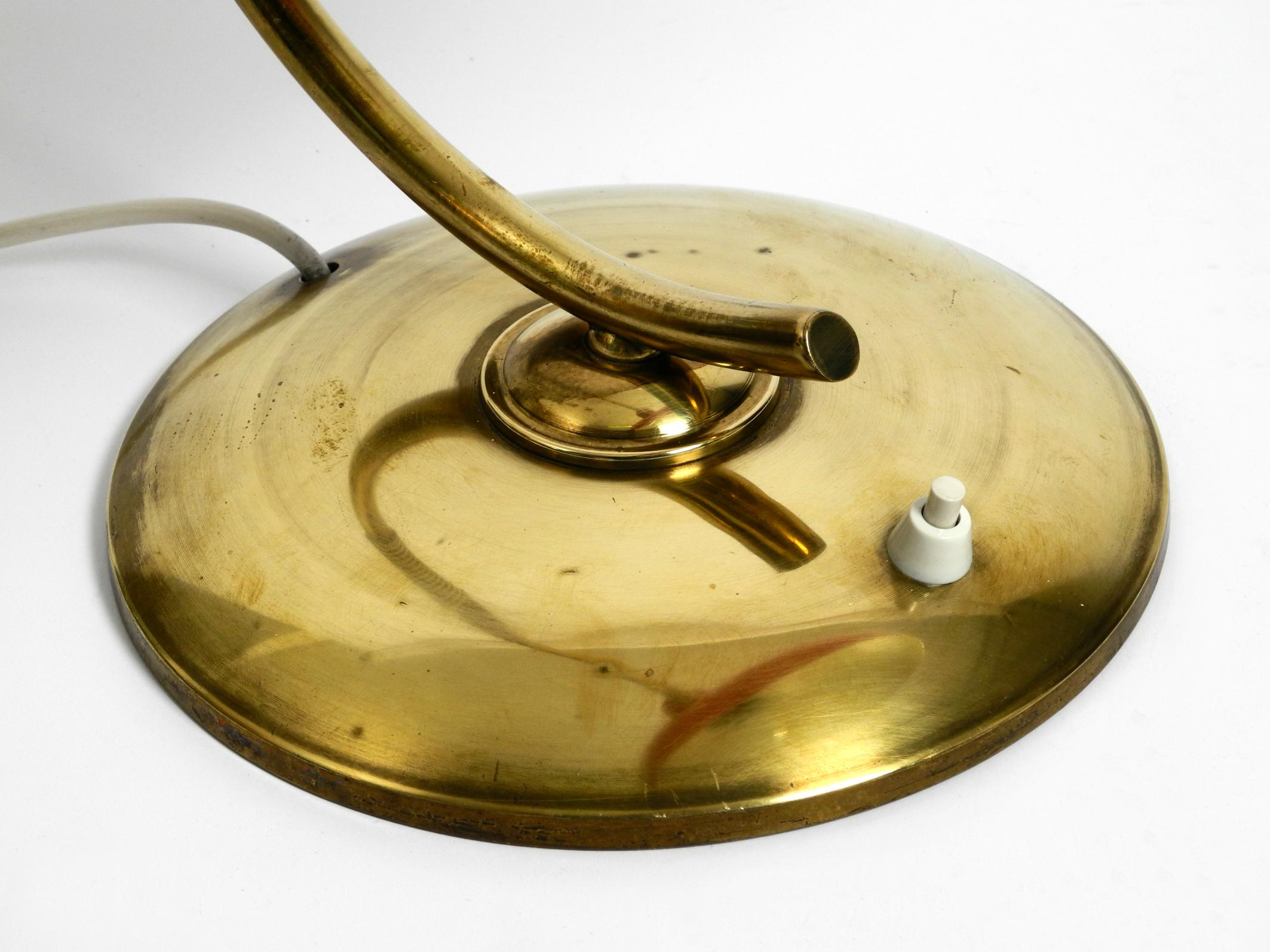 Magnifique lampe de table moderne du milieu du siècle dernier en laiton avec abat-jour en métal rouge en vente 4
