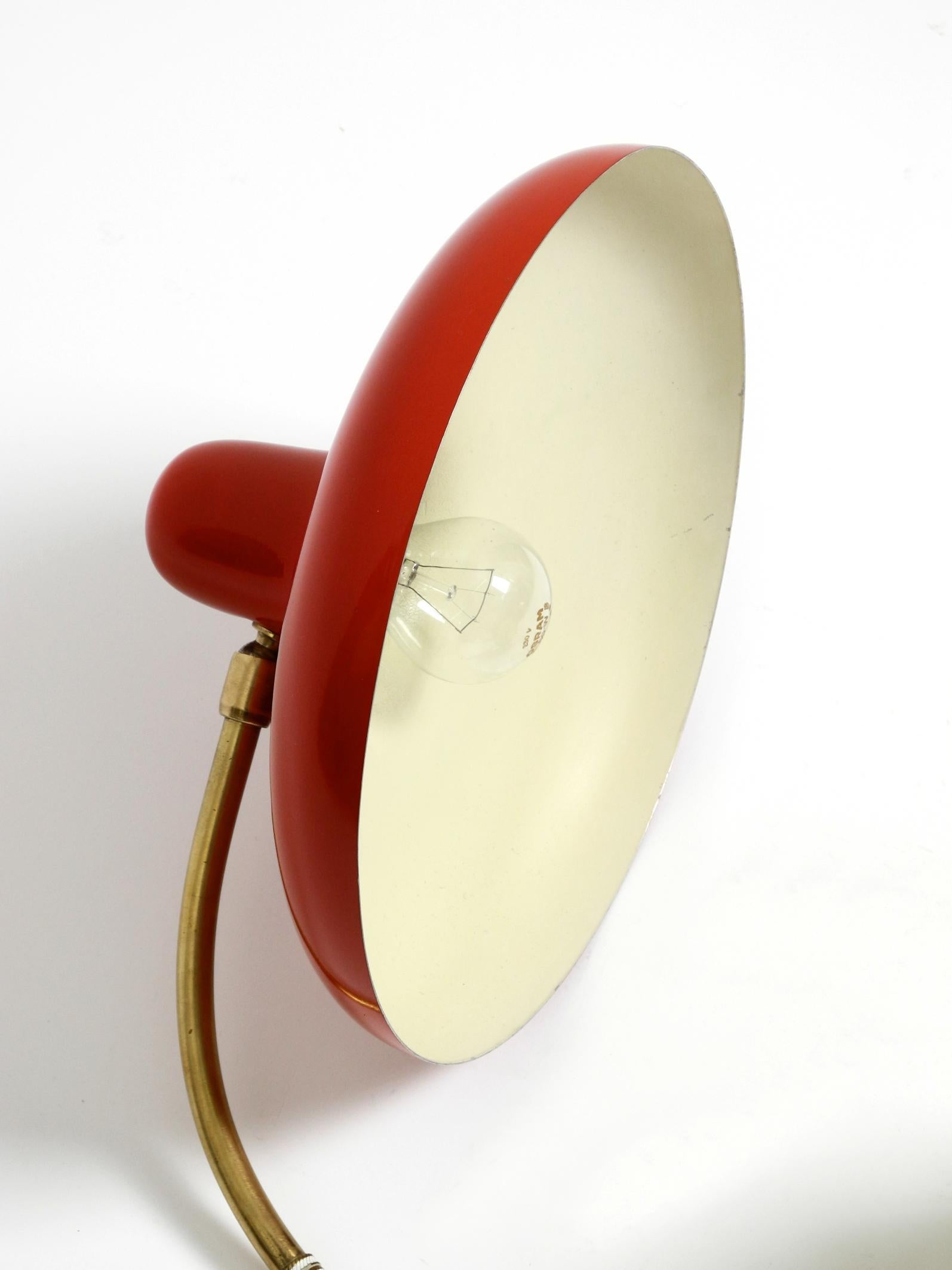 Magnifique lampe de table moderne du milieu du siècle dernier en laiton avec abat-jour en métal rouge en vente 5