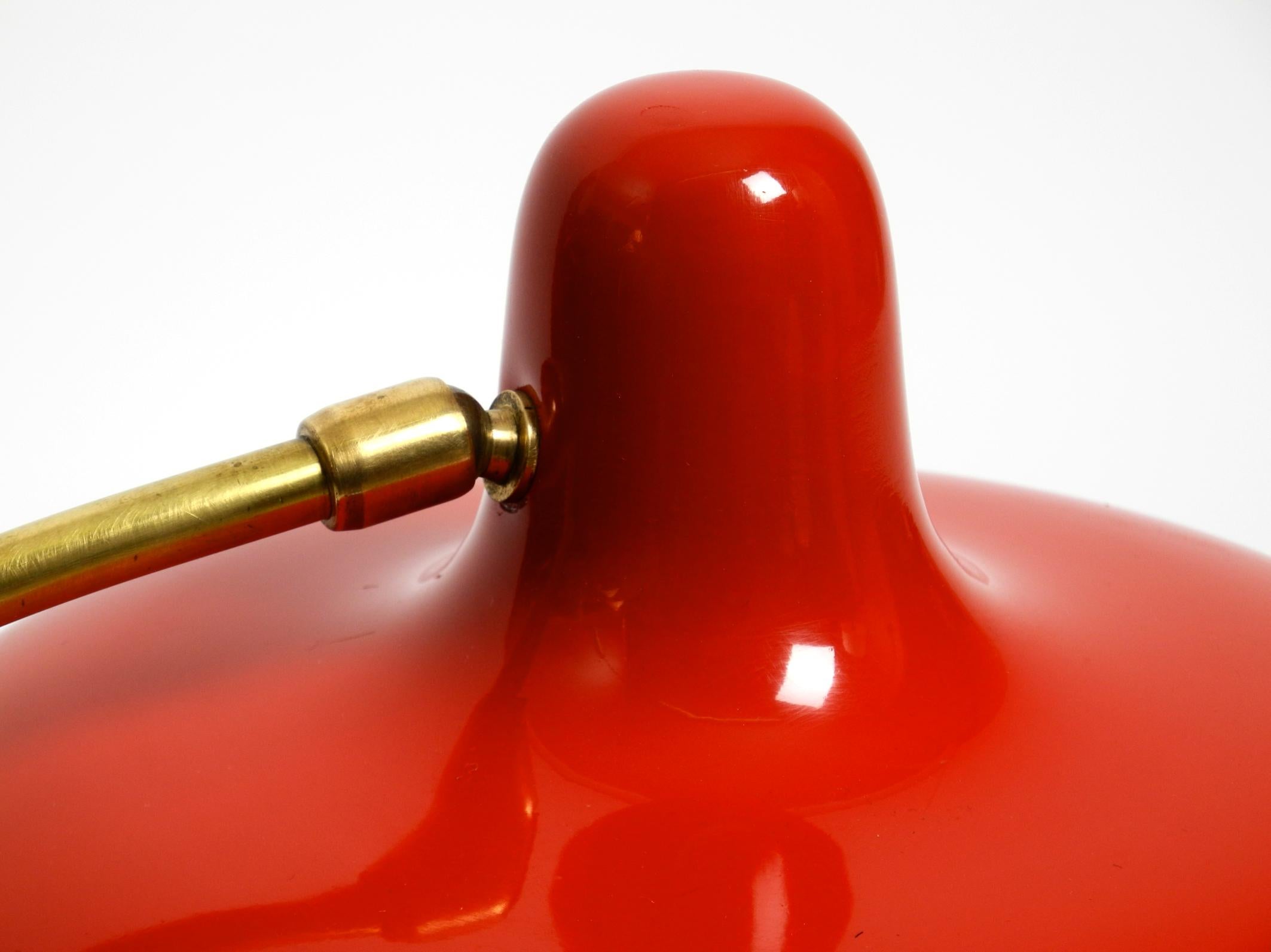Magnifique lampe de table moderne du milieu du siècle dernier en laiton avec abat-jour en métal rouge en vente 6