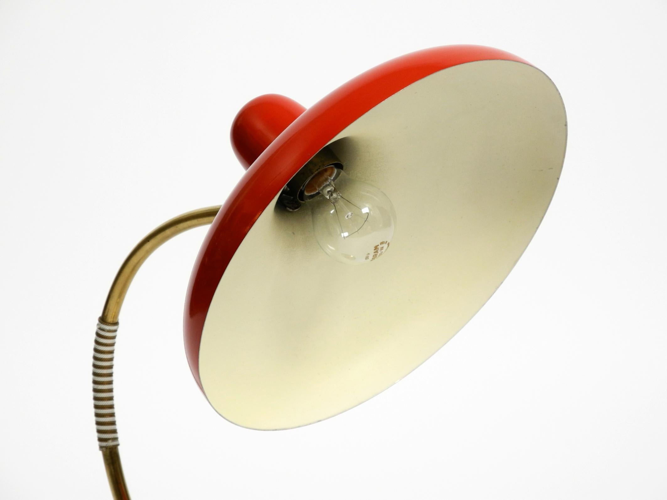 Magnifique lampe de table moderne du milieu du siècle dernier en laiton avec abat-jour en métal rouge en vente 8