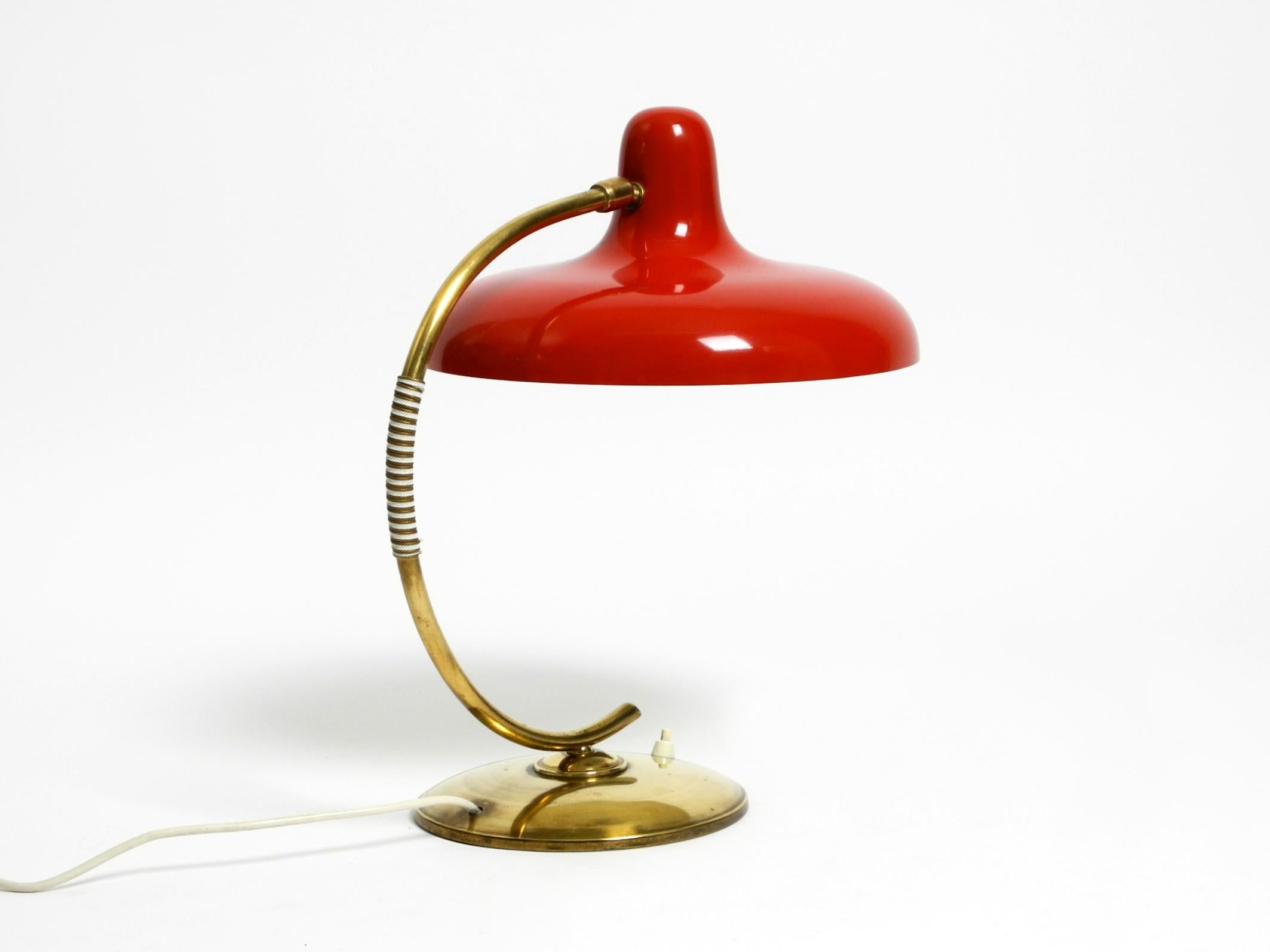 Magnifique lampe de table moderne du milieu du siècle dernier en laiton avec abat-jour en métal rouge en vente 9