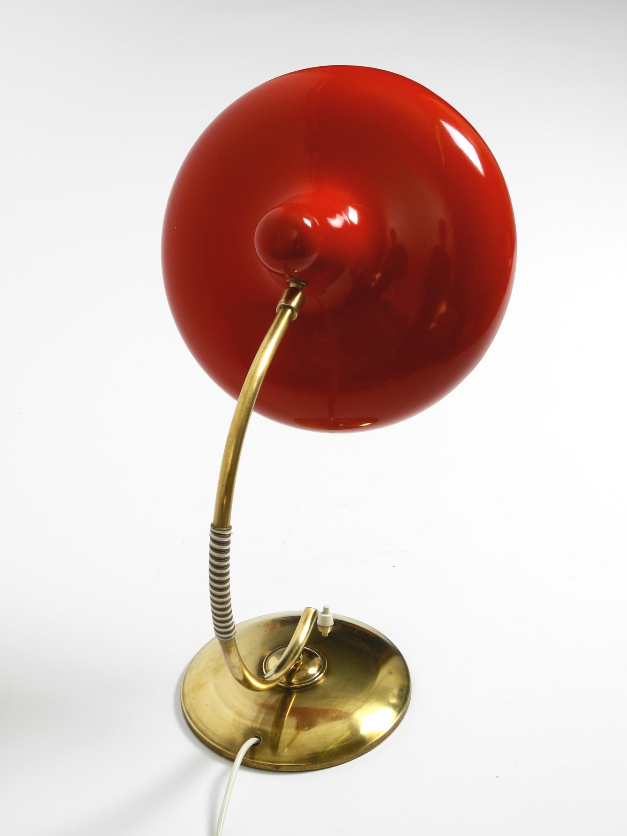 Magnifique lampe de table moderne du milieu du siècle dernier en laiton avec abat-jour en métal rouge en vente 10