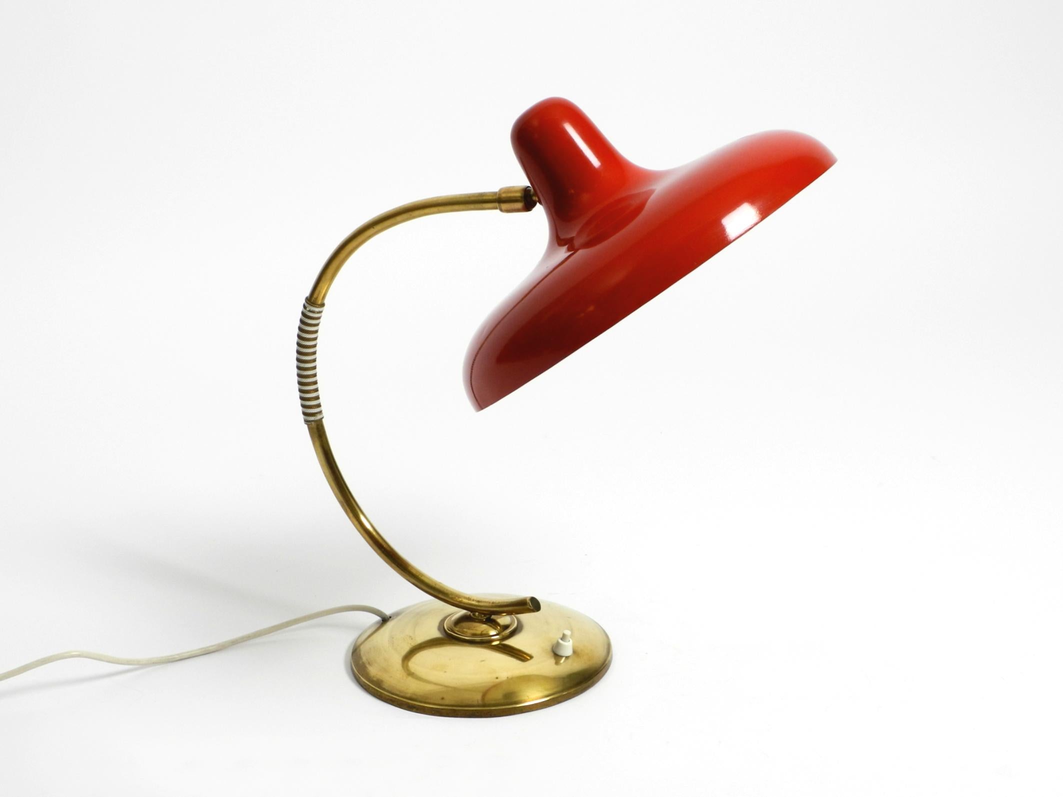 Magnifique lampe de table moderne du milieu du siècle dernier en laiton avec abat-jour en métal rouge en vente 12