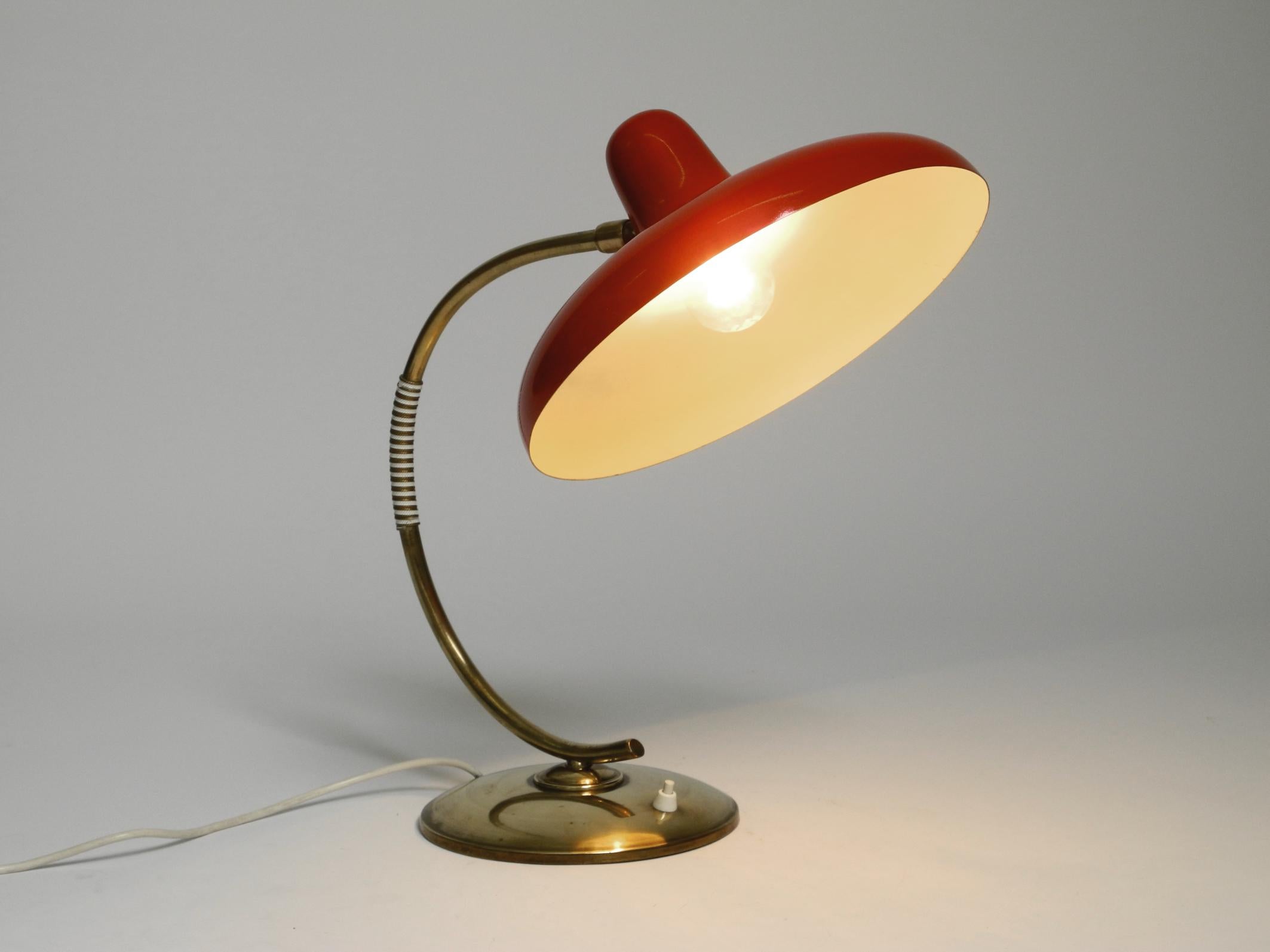 Magnifique lampe de table en laiton de style moderne du milieu du siècle dernier.
Grand abat-jour rond en métal peint en rouge, base et tige en laiton.
Superbe design allemand minimaliste des années 1950 en très bon état.
L'ombrage peut être déplacé